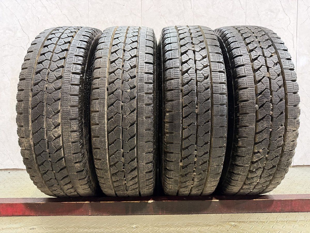 BS W979 215/70R15 107/105L LT】スタッドレス【トヨタ 100系