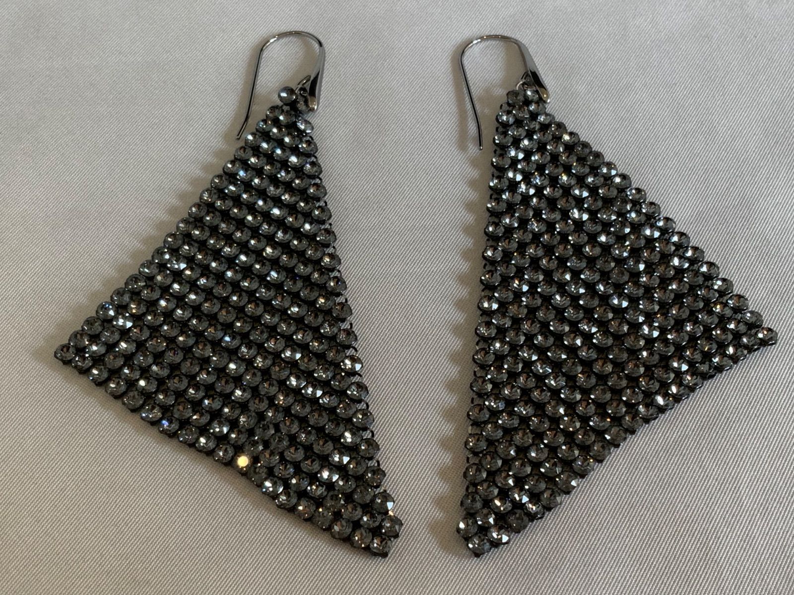 【美品】スワロフスキー Fit Dark ピアス クリスタルメッシュ フック SWAROVSKI スワロフスキー フィット クリスタル メッシュ フック