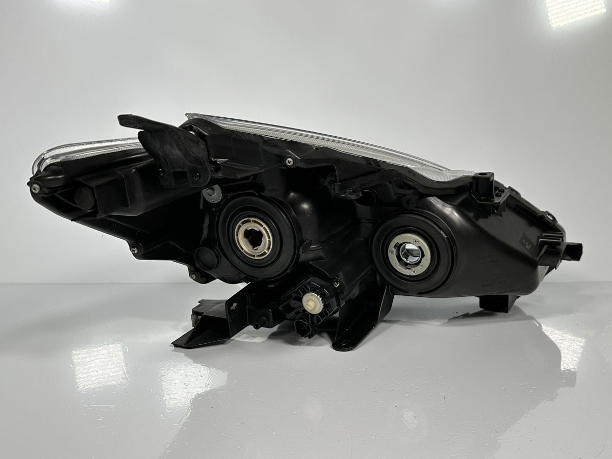 ZVW40プリウスα右中古ヘッドランプ81140-47660 車 ZVW40プリウスα右ヘッドランプ81140-47660