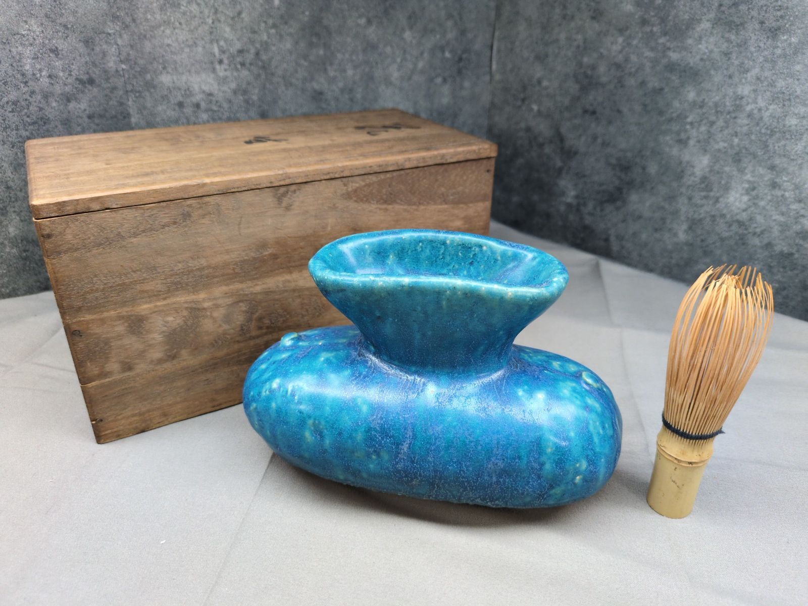 陶器 花入れ 青釉 花器 木箱入 変形花瓶 一輪挿し 茶道具 古道具 #1118