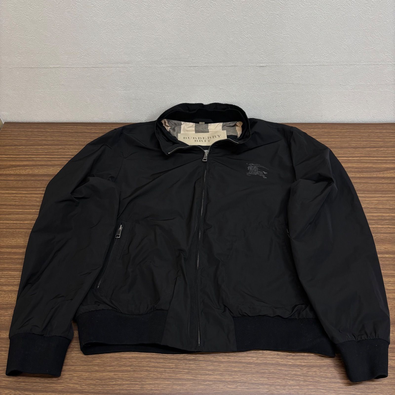 b) 美品BURBERRY BRIT バーバリーブリット ホースロゴ ブラッド
