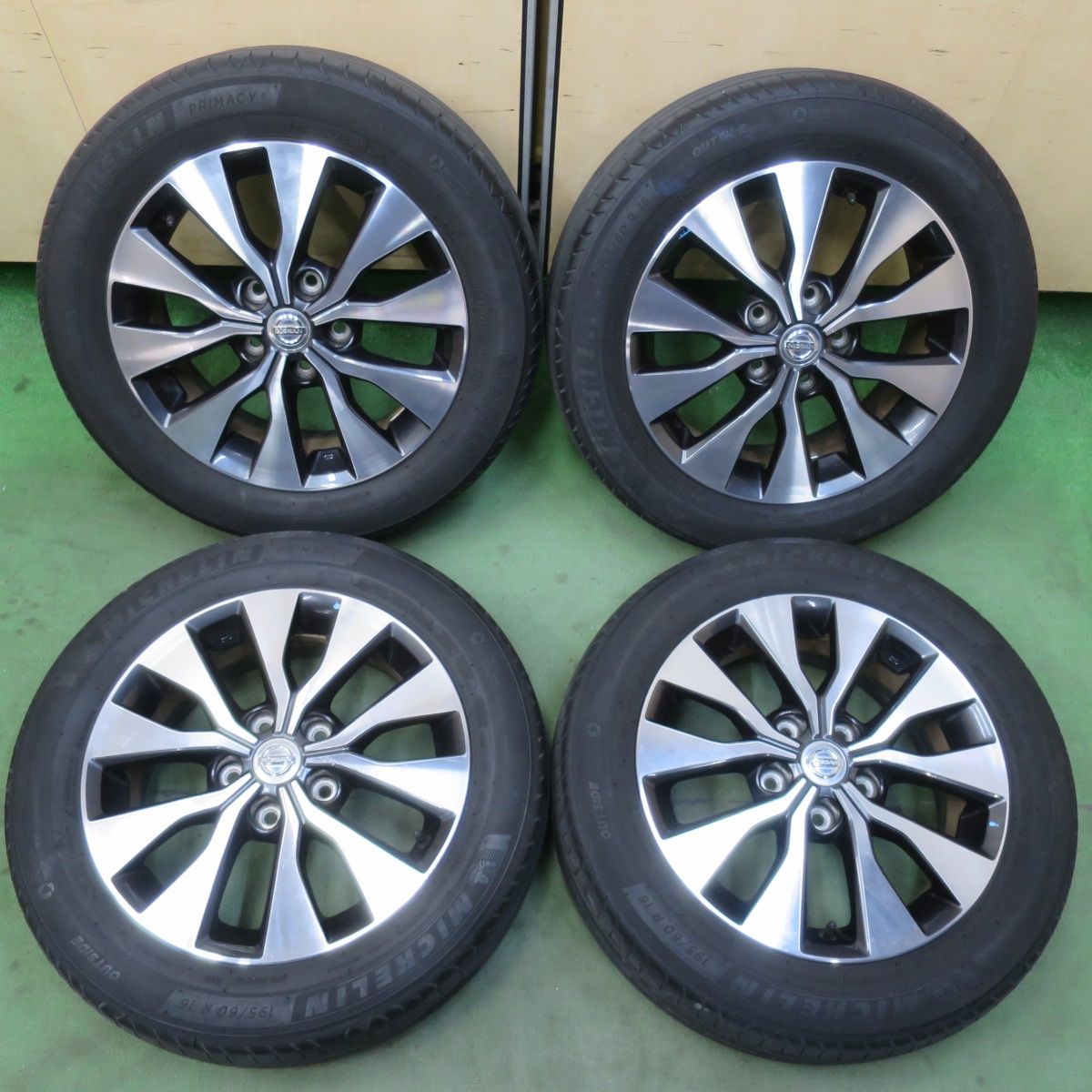 キレイ！22年☆日産 C27 セレナ ハイウェイスター 純正 195/60R16 