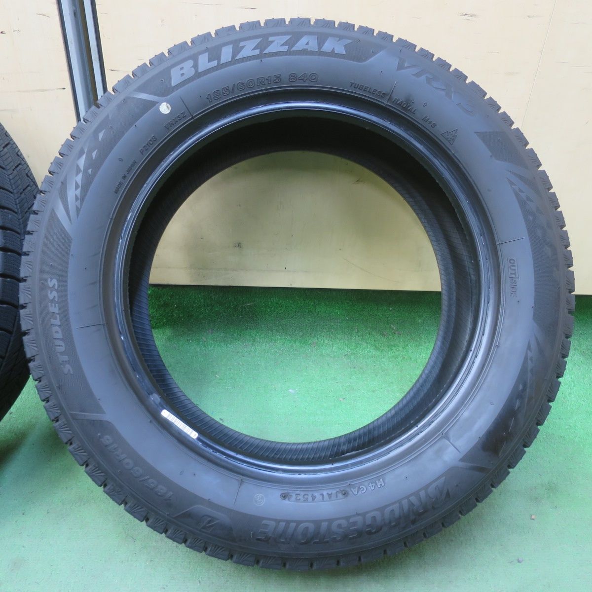 バリ溝！24年！ほぼ10分☆スタッドレス 185/60R15 ブリヂストン