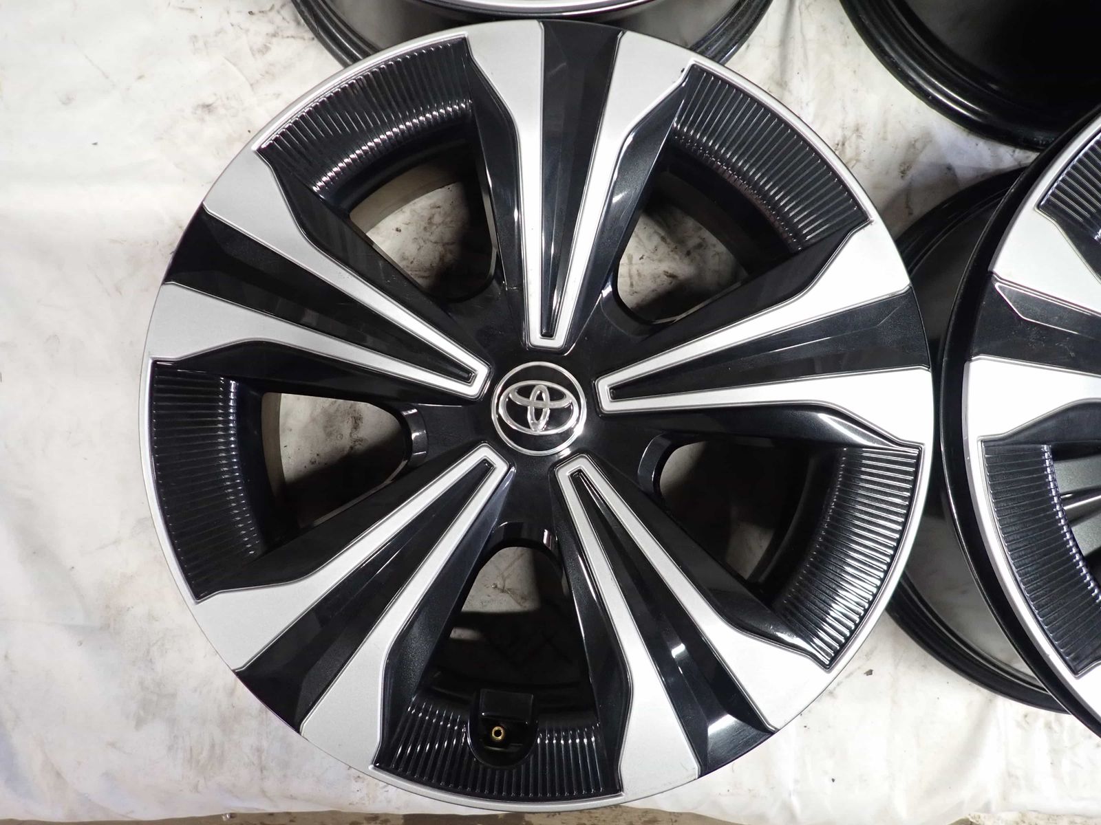 希少 4本SET 会社宛 送料無料 18×7.5J TOYOTA トヨタ bz4x 純正 アルミ