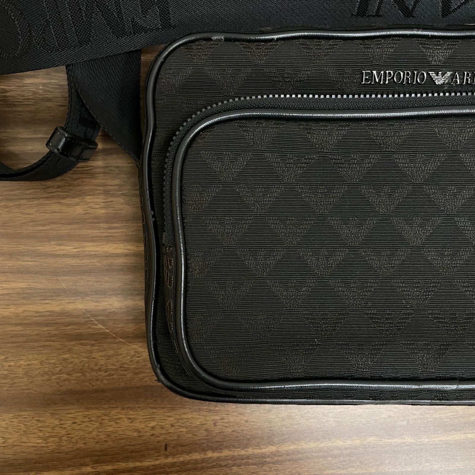 b)EMPORIO ARMANI エンポリオアルマーニ ショルダーバッグ Y4M403 