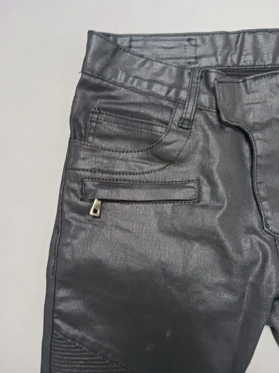 30 BALMAIN ブラックコーティング バイカーデニム