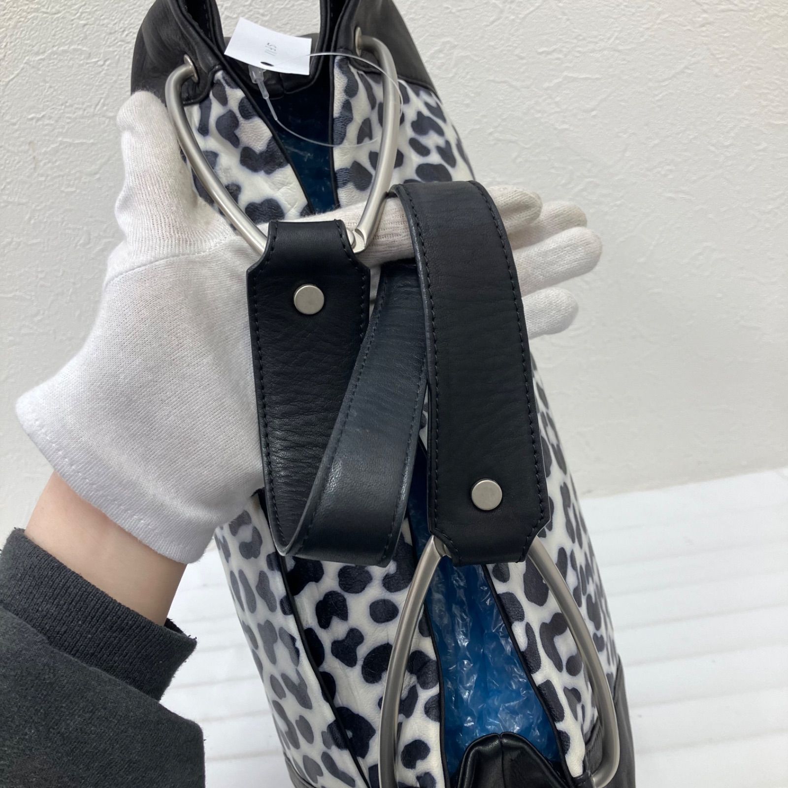 美品✨kawa-kawa カワカワ レオパード柄 レザーショルダーバッグ 白黒 美品✨kawa-kawa カワカワ レオパード柄 レザーショルダーバッグ 白黒
