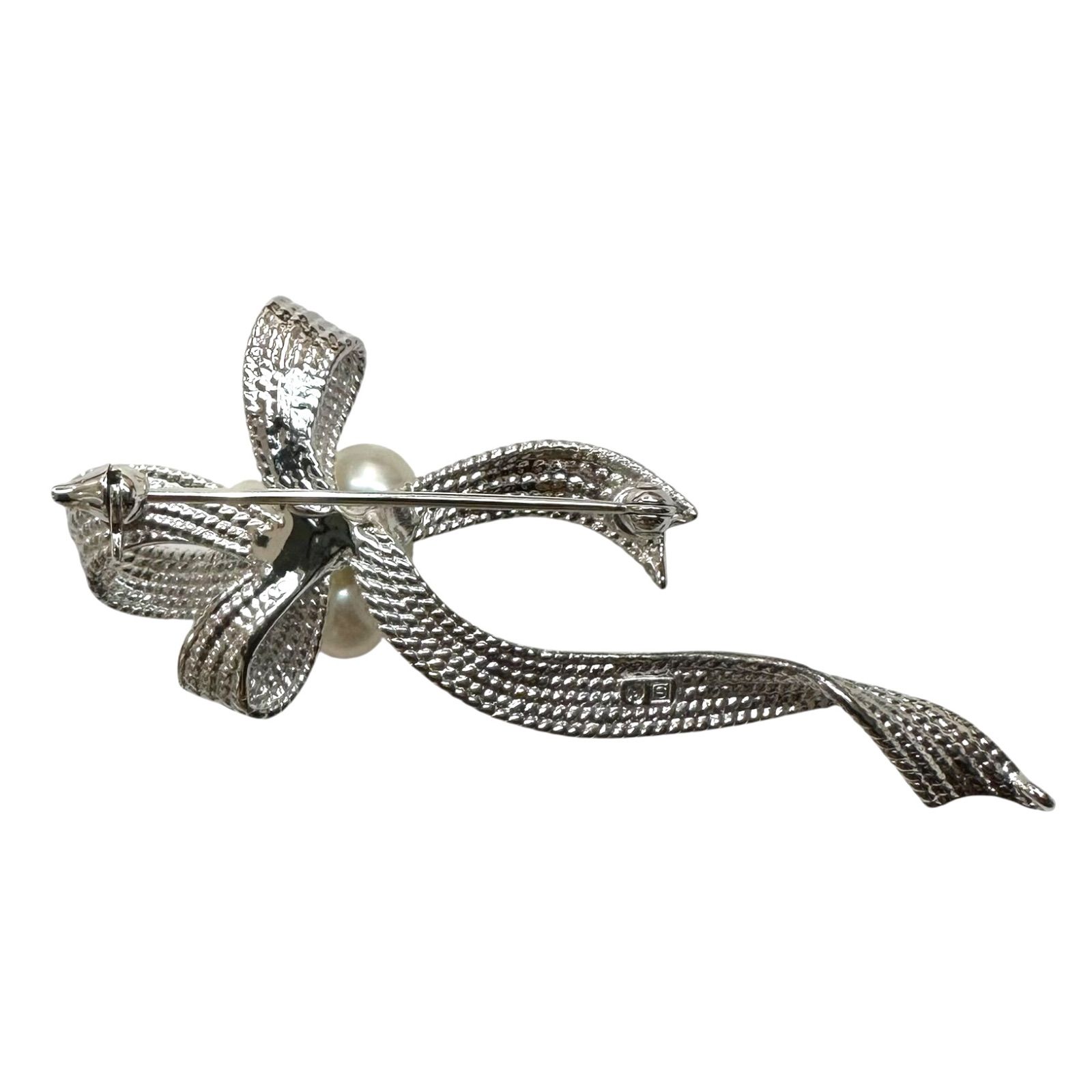 Tasaki アコヤ真珠　シルバーリボンデザインの　ブローチ ✨美品✨TASAKI アコヤ真珠 ブローチ リボン タサキ 田崎真珠 シルバー