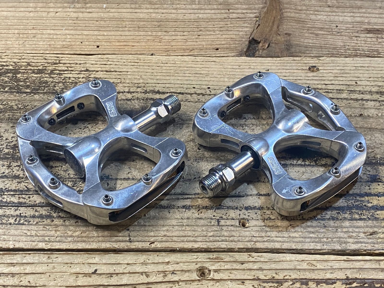 JU469 三ヶ島 MKS Pretzel フラットペダル シルバー