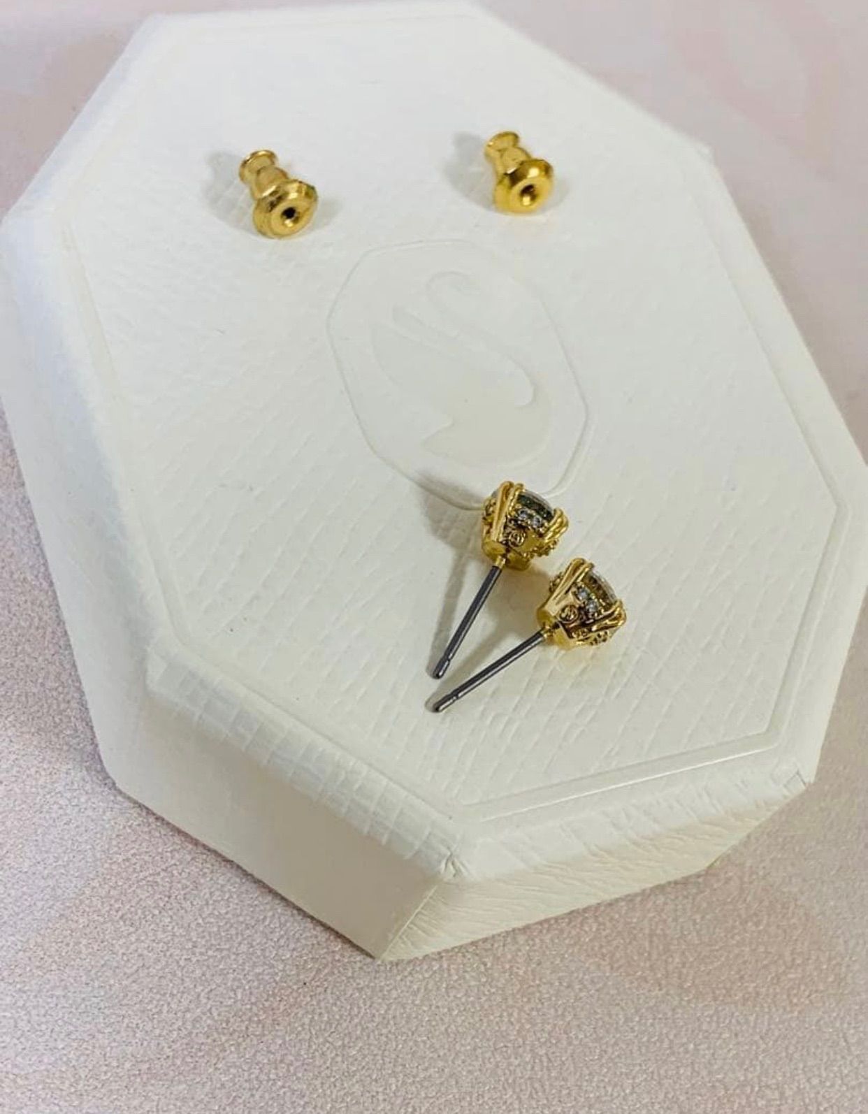 ほぼ新品 スワロフスキーSwarovski Stilla スタッドピアス - メルカリ