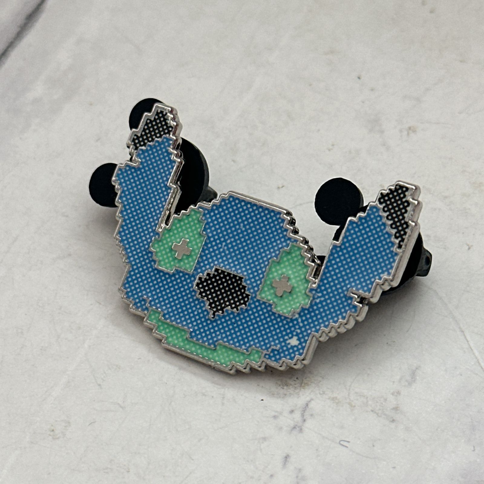 希少・公式】ディズニー ピンバッジ スティッチ ピクセルアート ドット