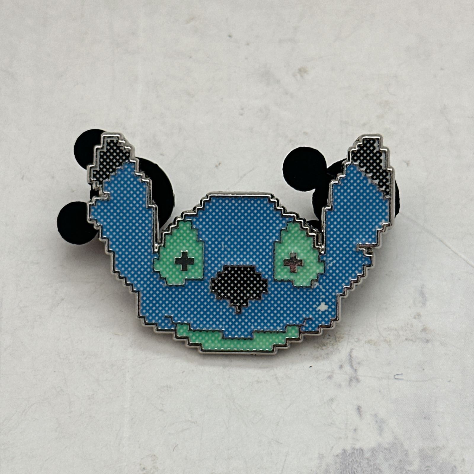 希少・公式】ディズニー ピンバッジ スティッチ ピクセルアート ドット