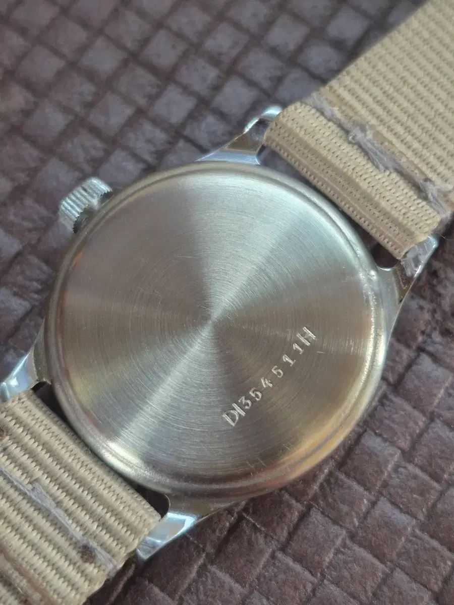 Di_h製 ゴーケースを着たヘルベティア自動巻き時計