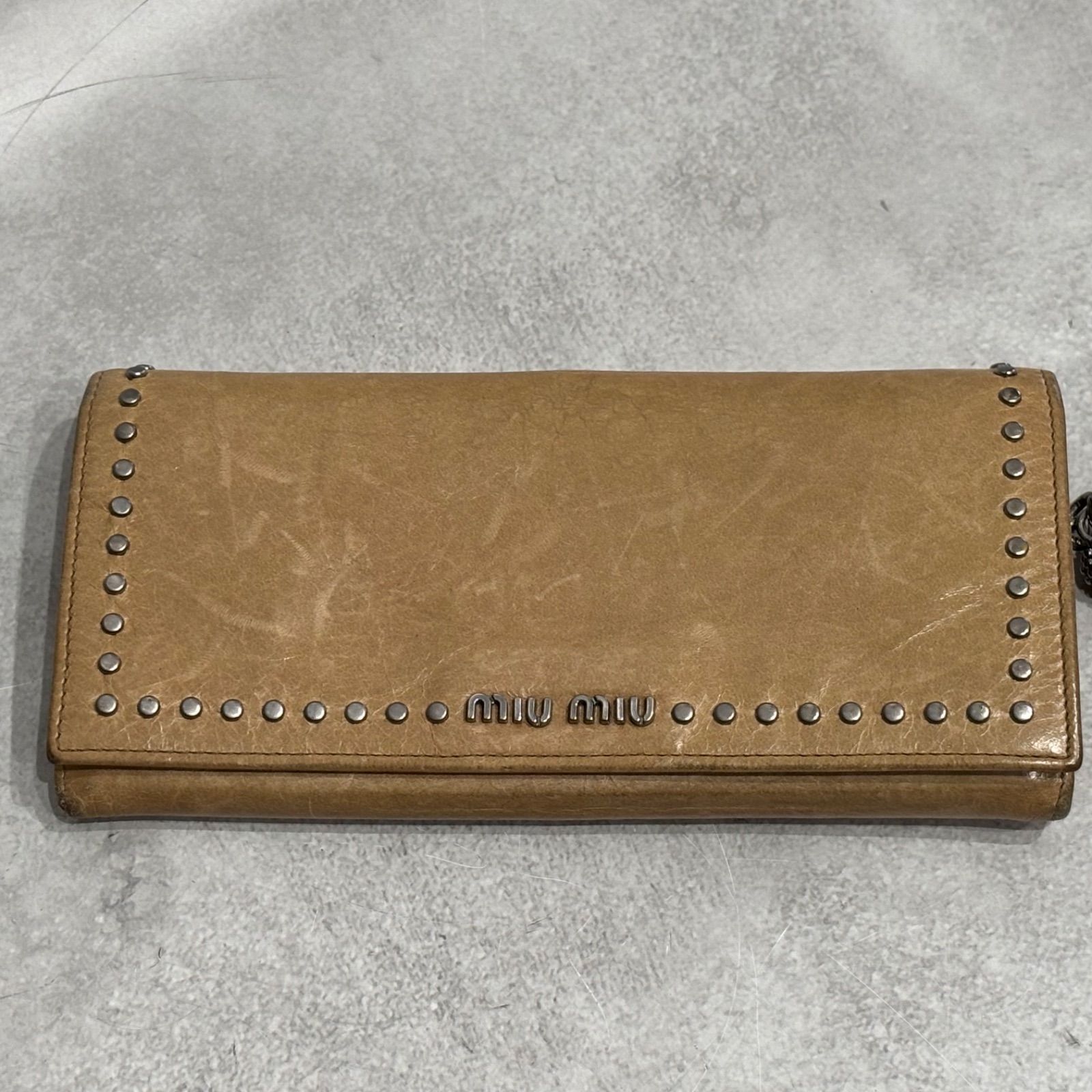 希少 MIU MIU ミュウミュウ スタッズ レザー ハートチャーム 二つ折り 