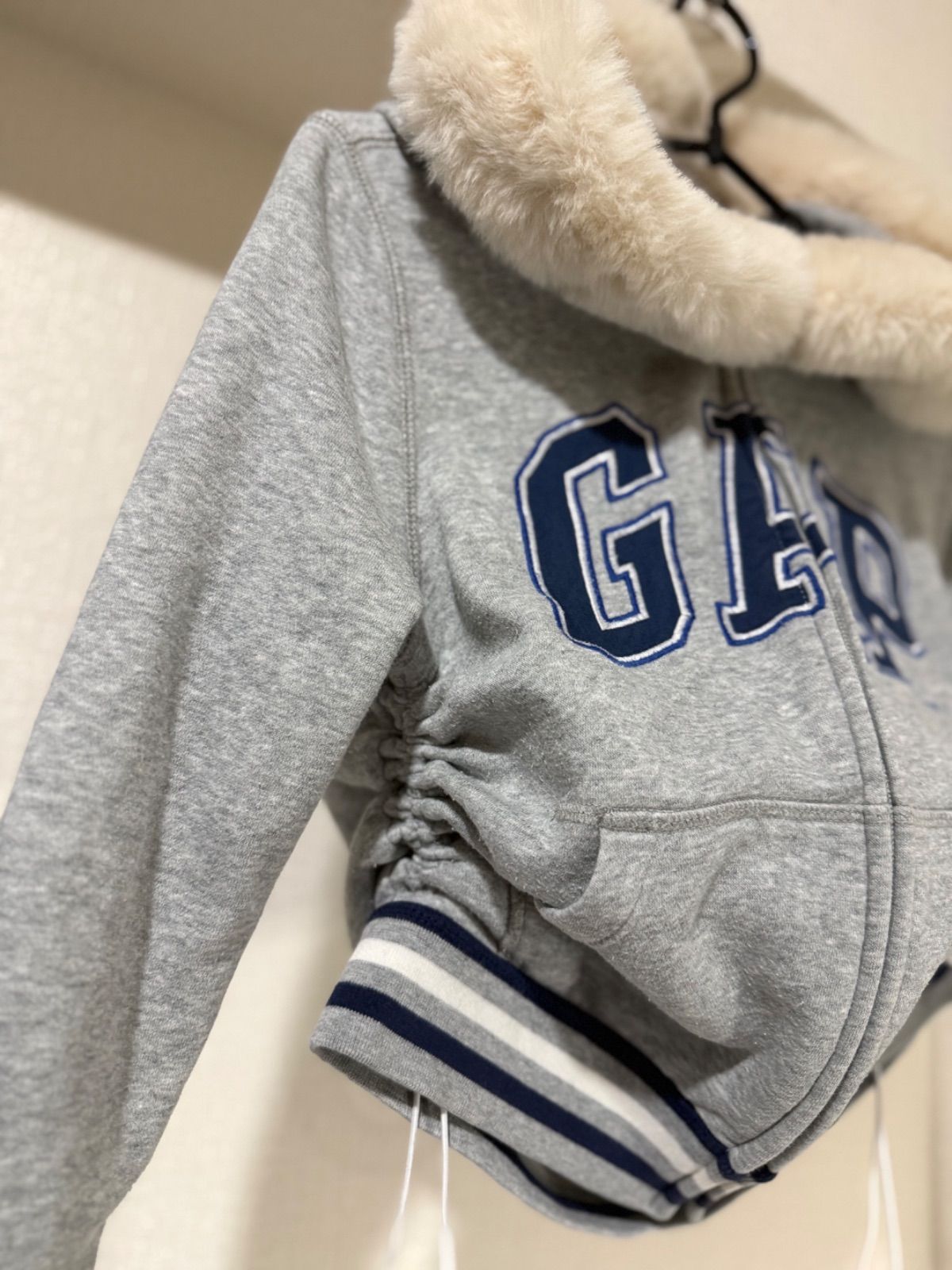 GAP ジップアップパーカー ファー y2k ギャル 平成 短丈 リメイク 