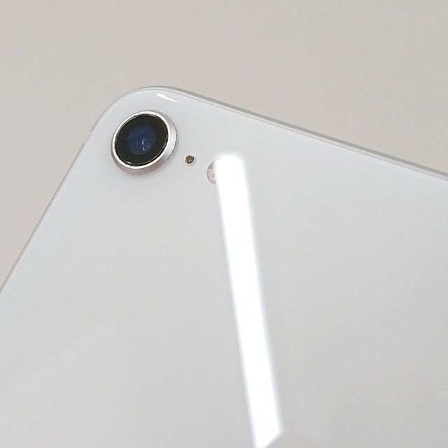 iPhoneSE 第2世代 64GB ドコモ ホワイト 送料無料 本体 c18436 - メルカリ