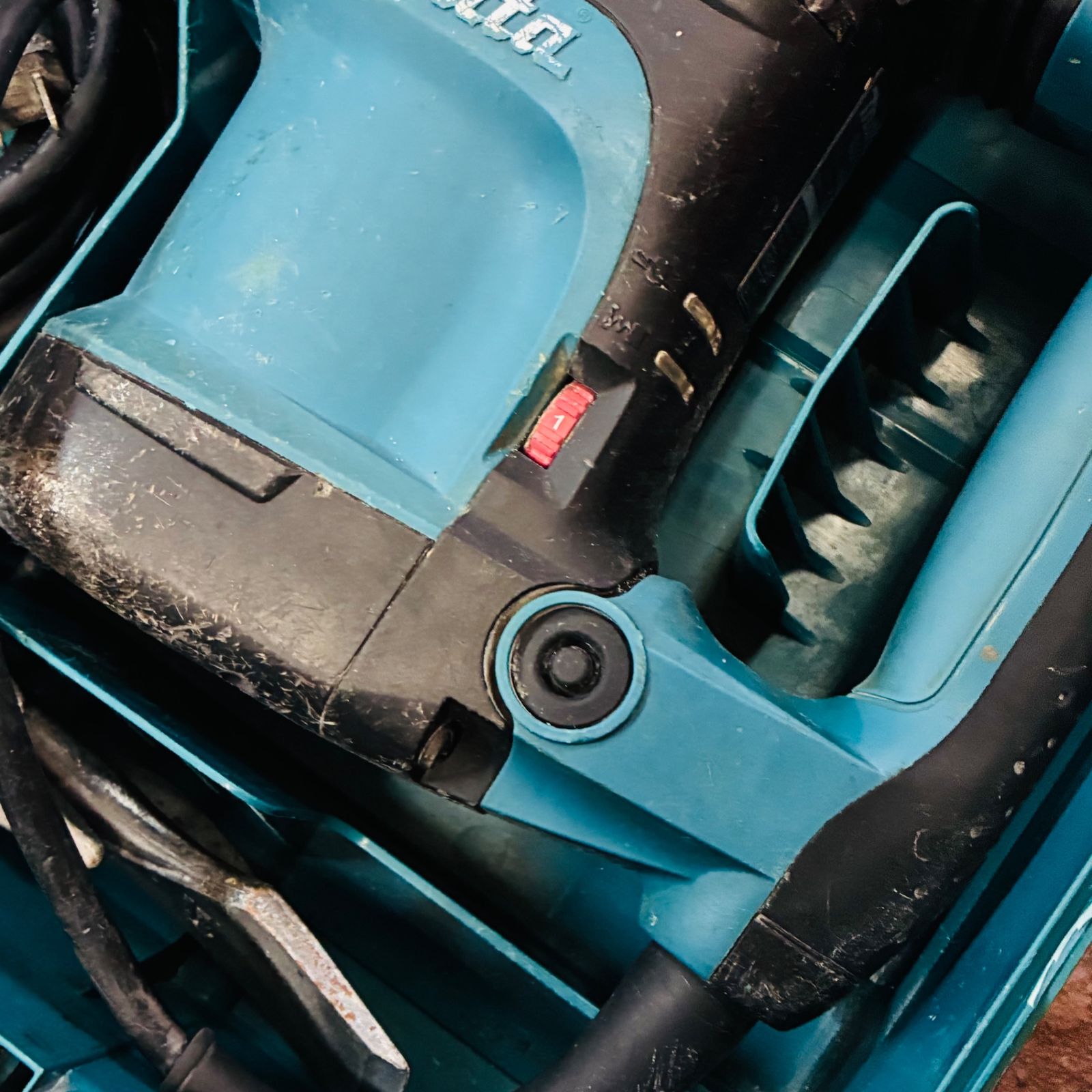 ◇マキタ(makita) 電動ハンマ HM0871C ブルポイント・チゼル付き【中古