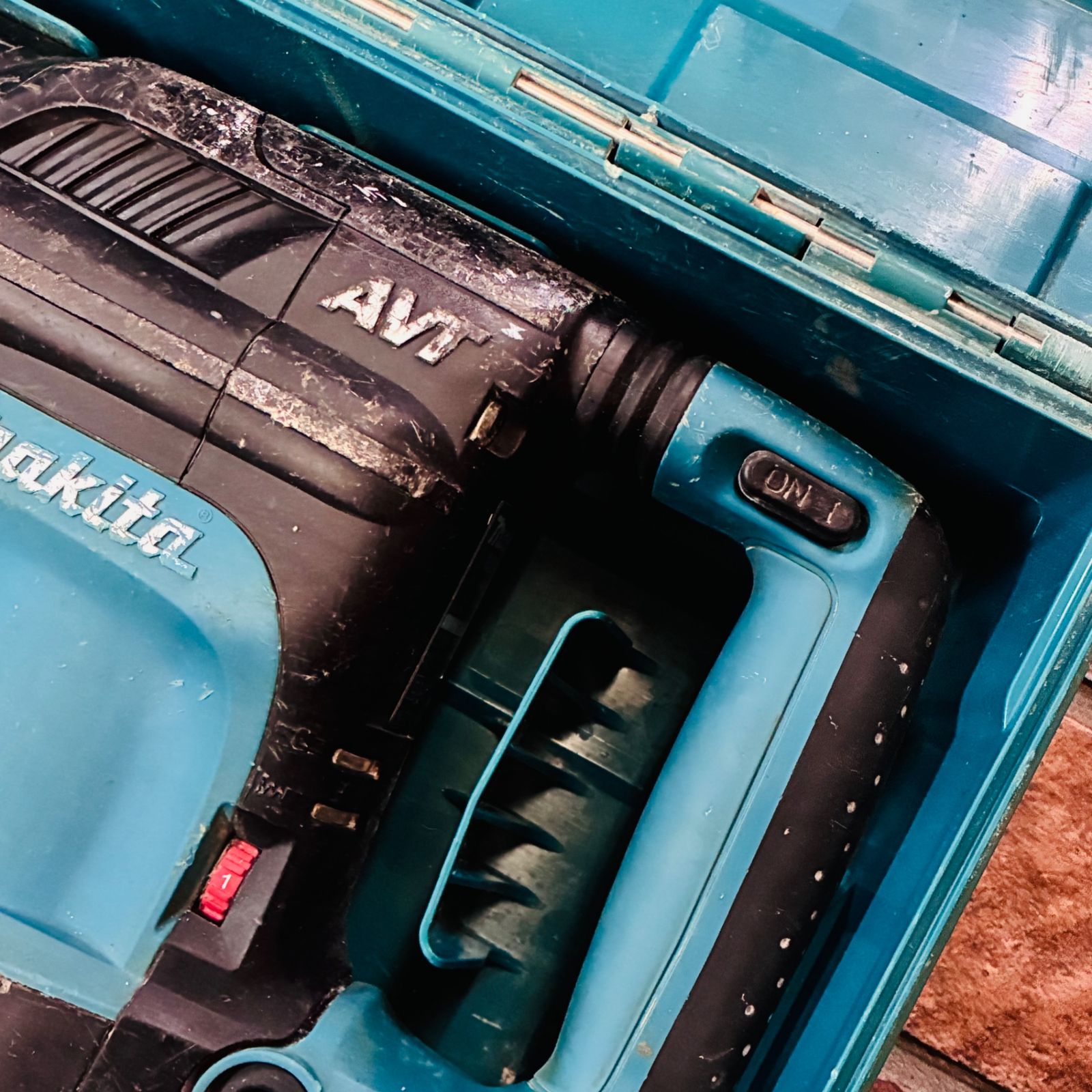 ◇マキタ(makita) 電動ハンマ HM0871C ブルポイント・チゼル付き【中古