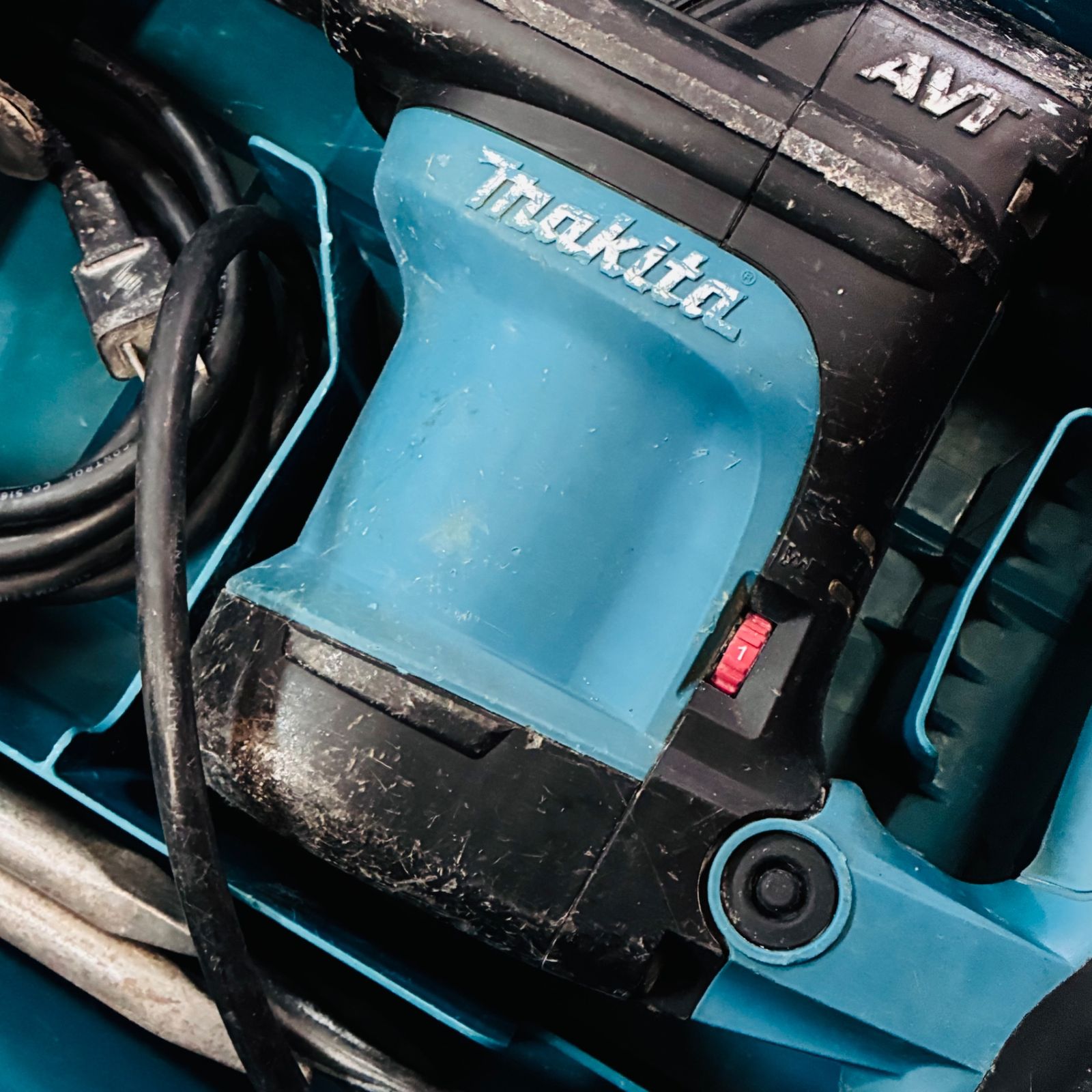 ◇マキタ(makita) 電動ハンマ HM0871C ブルポイント・チゼル付き【中古