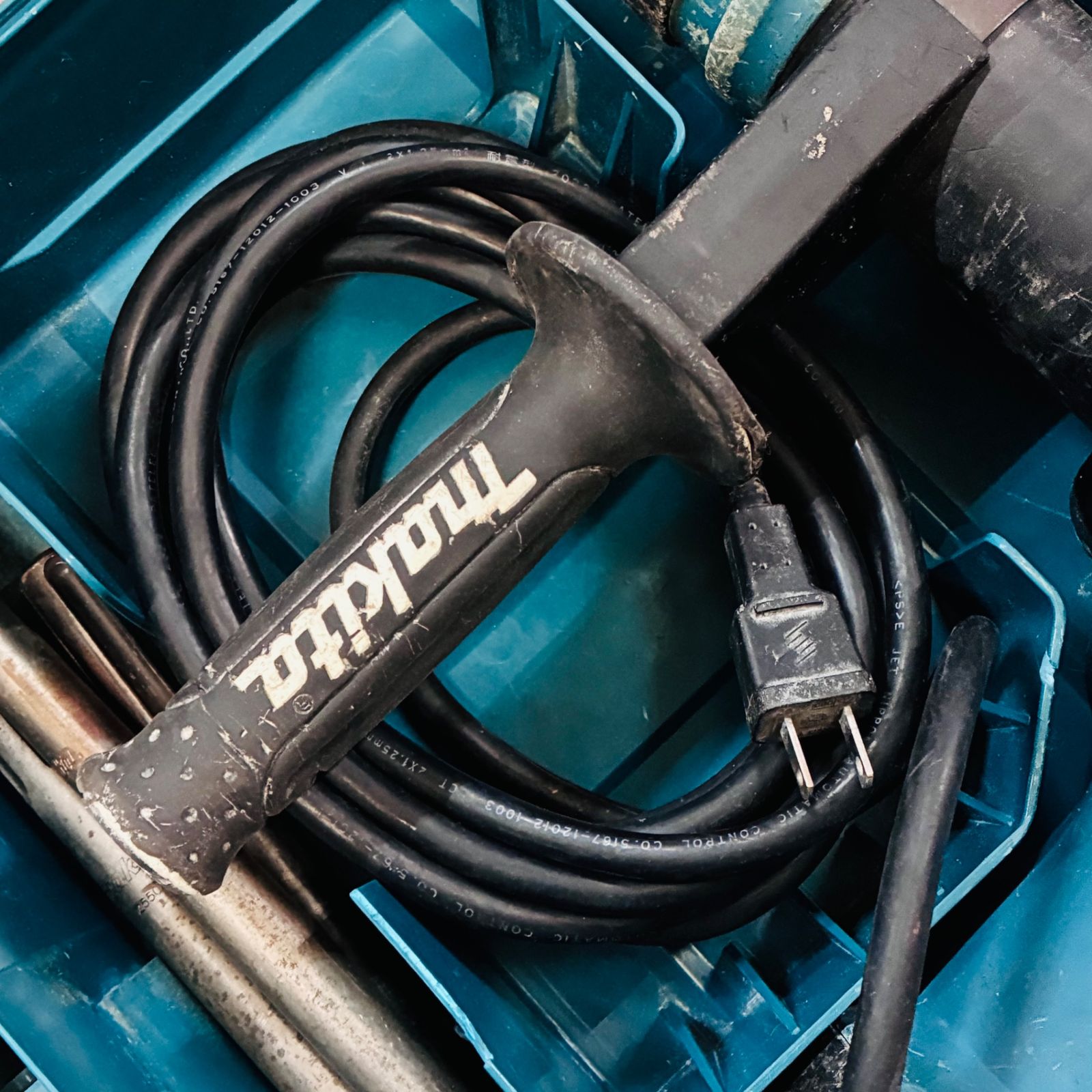 ◇マキタ(makita) 電動ハンマ HM0871C ブルポイント・チゼル付き【中古