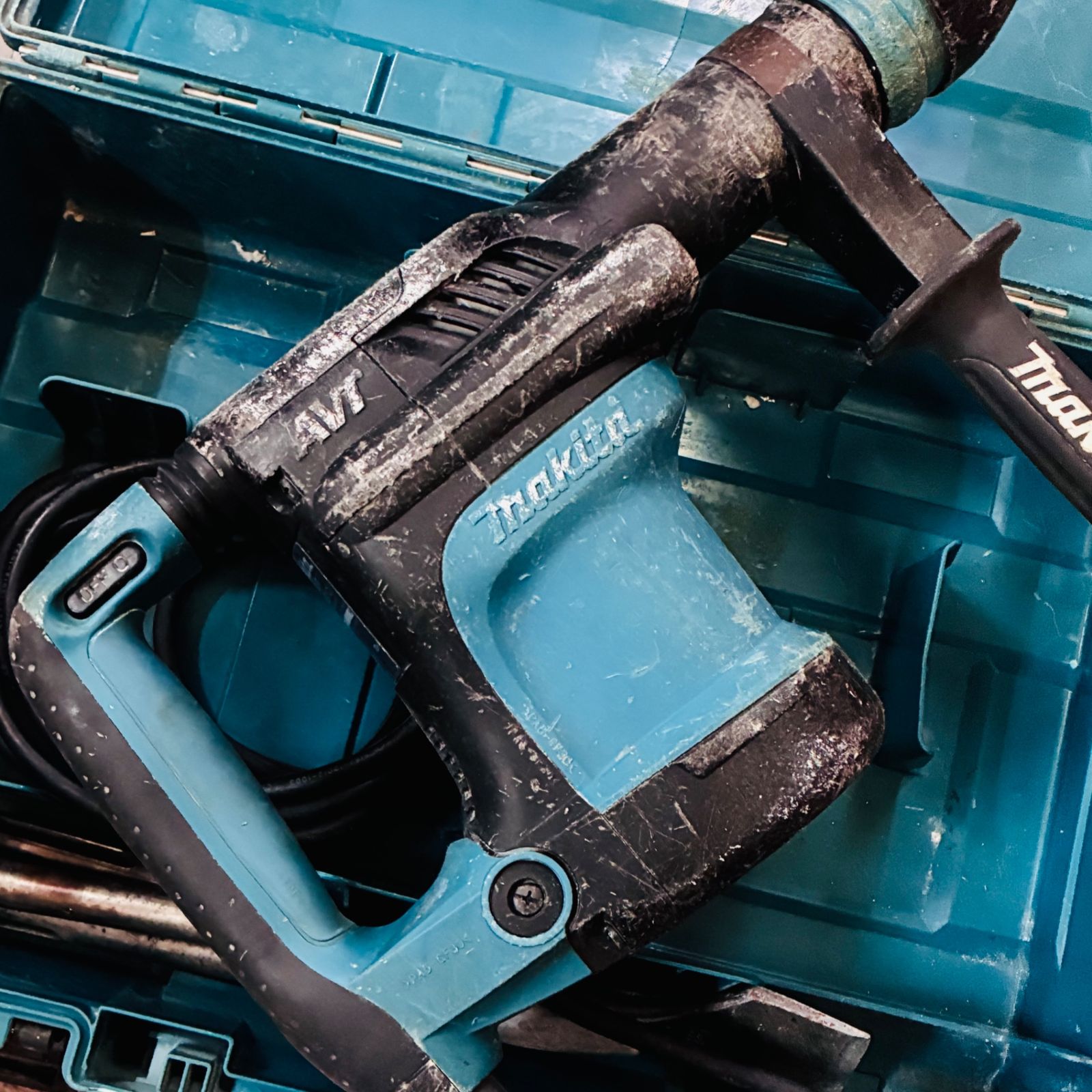 ◇マキタ(makita) 電動ハンマ HM0871C ブルポイント・チゼル付き【中古