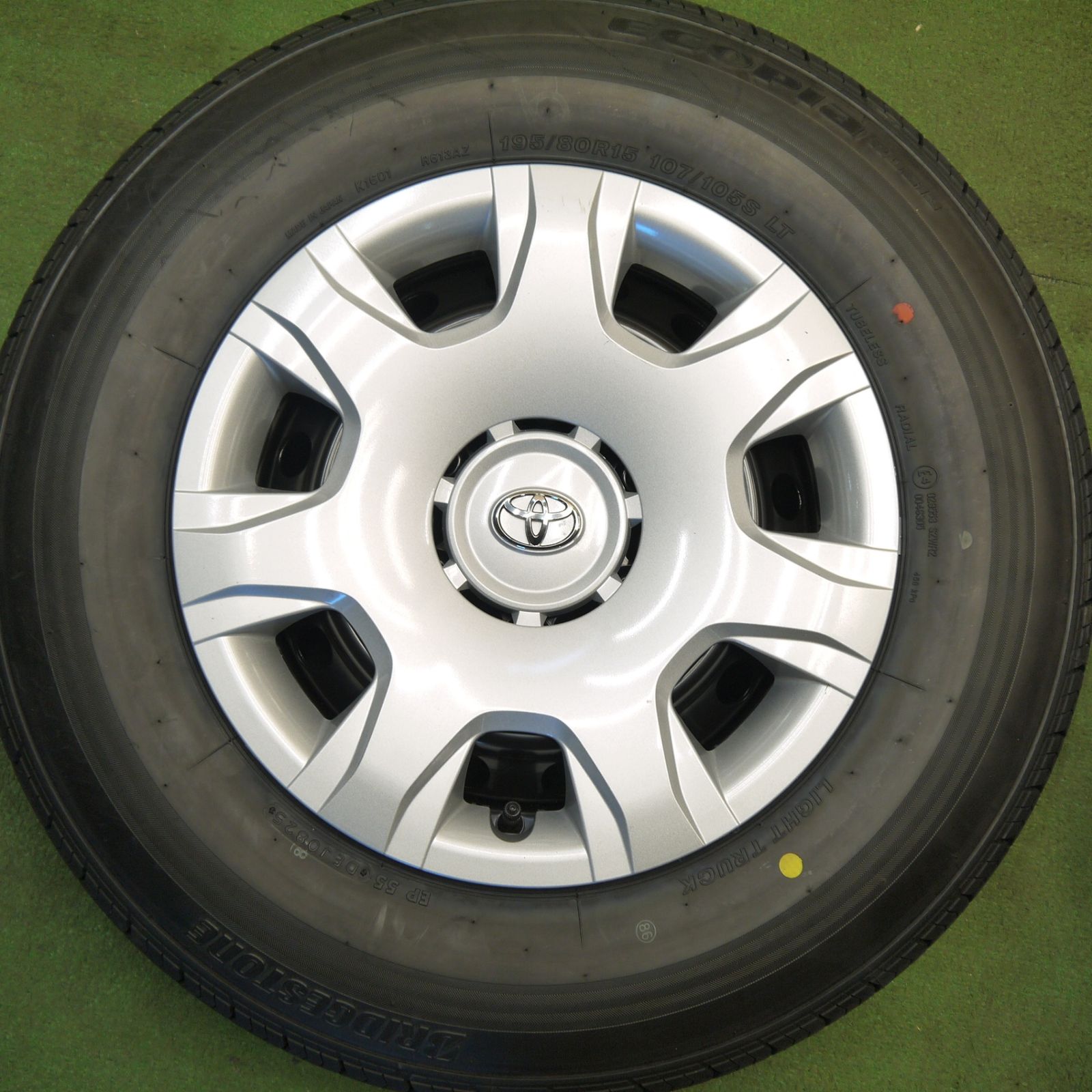 新車外し！25年☆トヨタ 200系 ハイエース 純正 スチール 195/80R15 