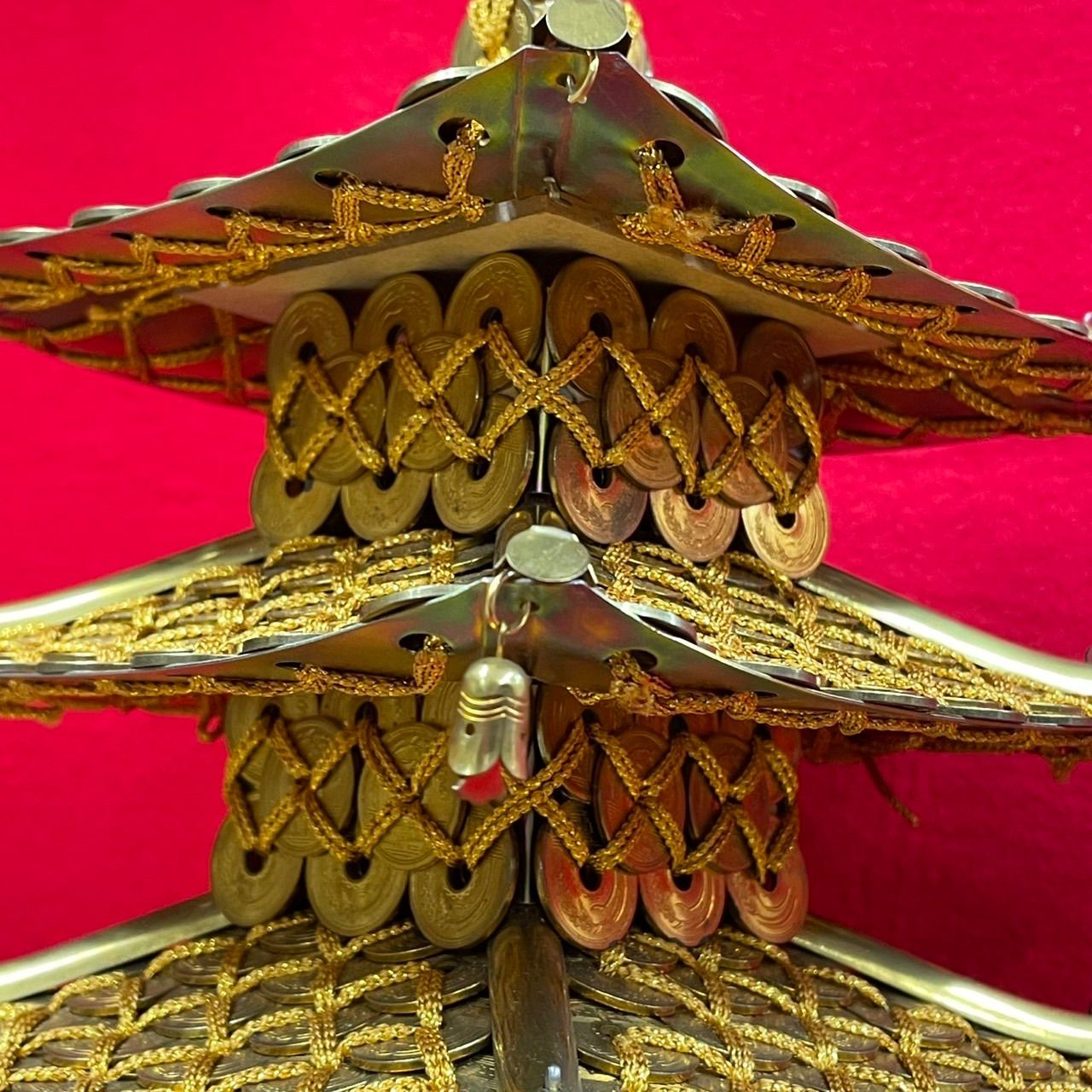 五円玉細工 5円玉アート 五重塔 置物 工芸品 縁起物 オブジェ x - メルカリ