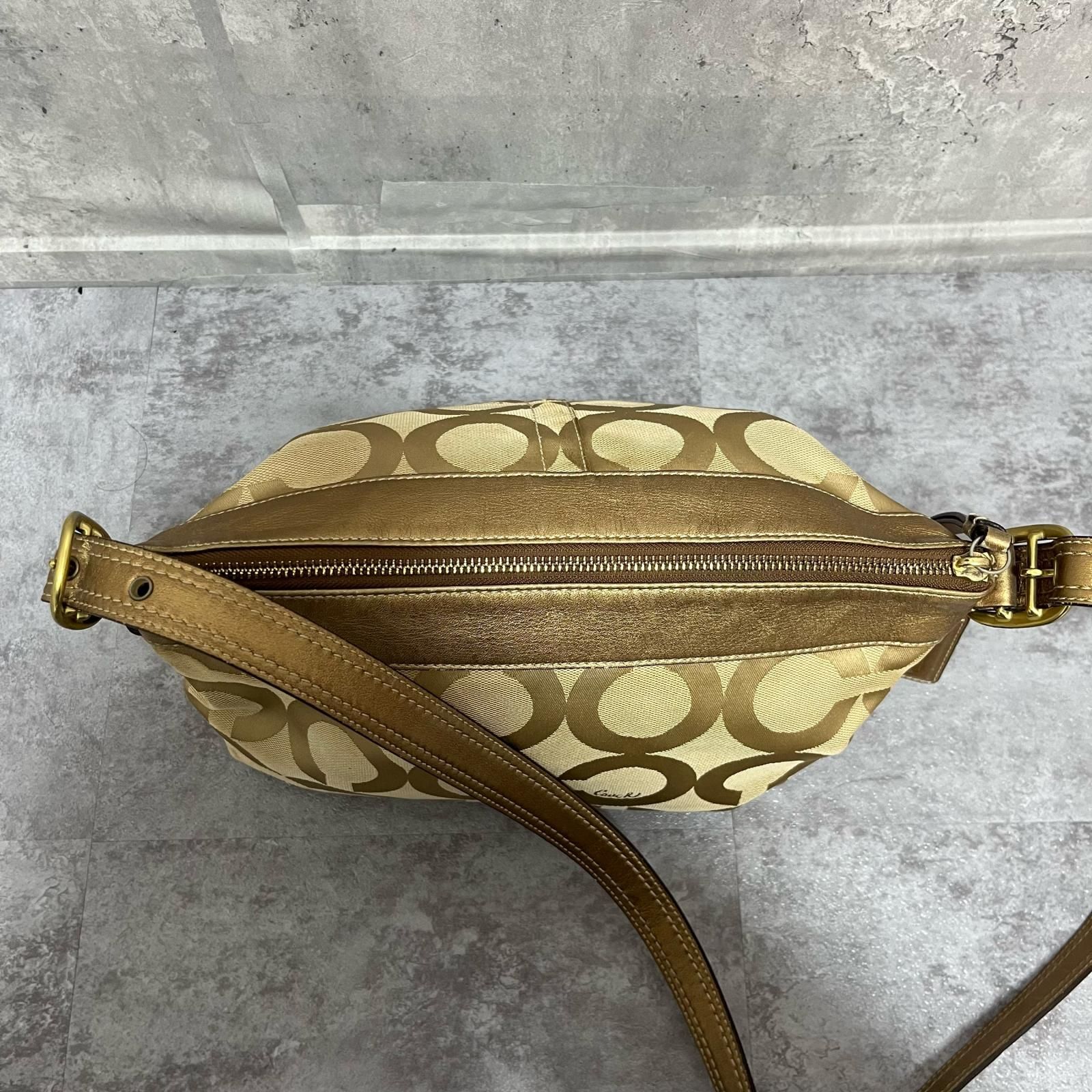 COACH】コーチ オプアート柄ショルダーバッグ チャーム付き オプアート