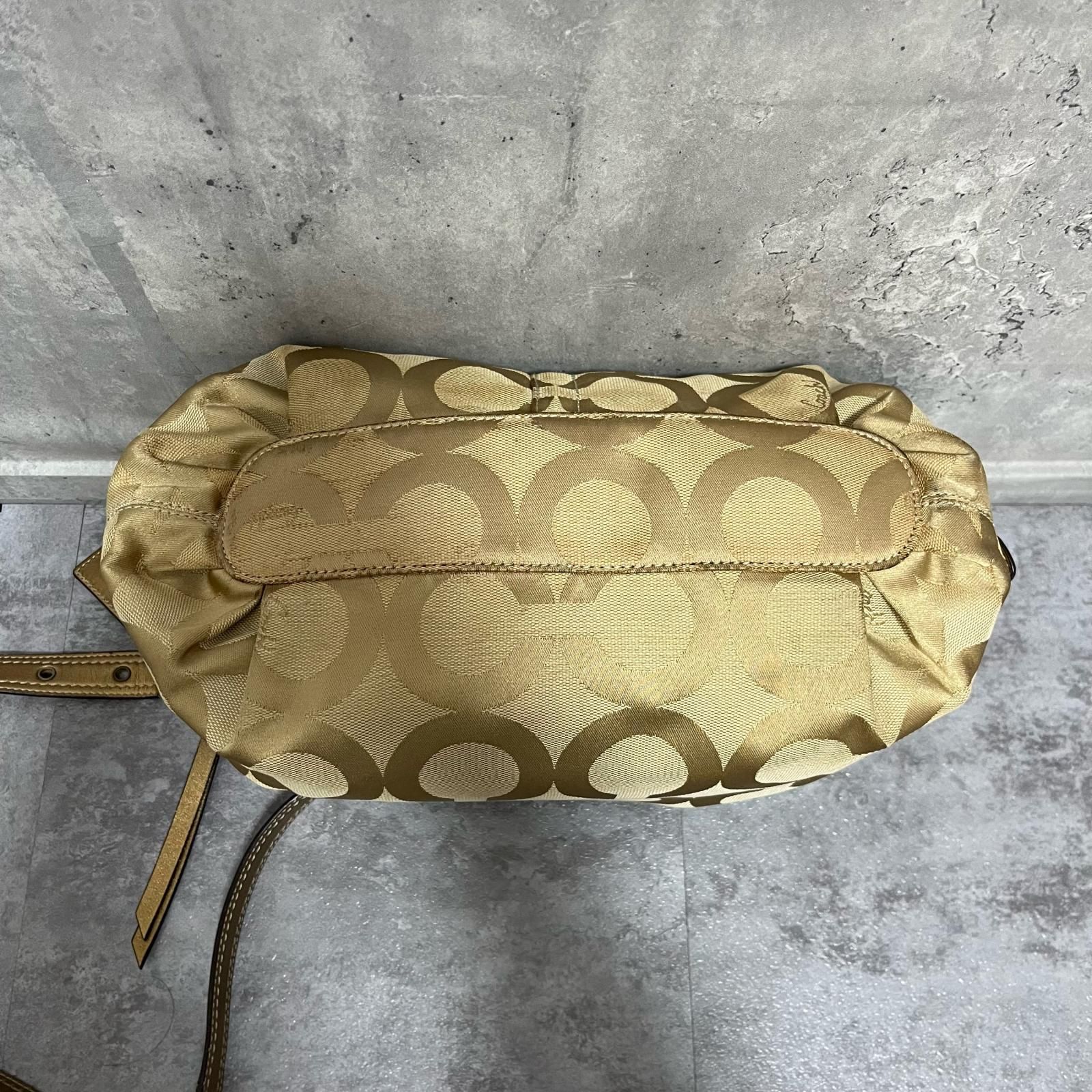 COACH】コーチ オプアート柄ショルダーバッグ チャーム付き オプアート