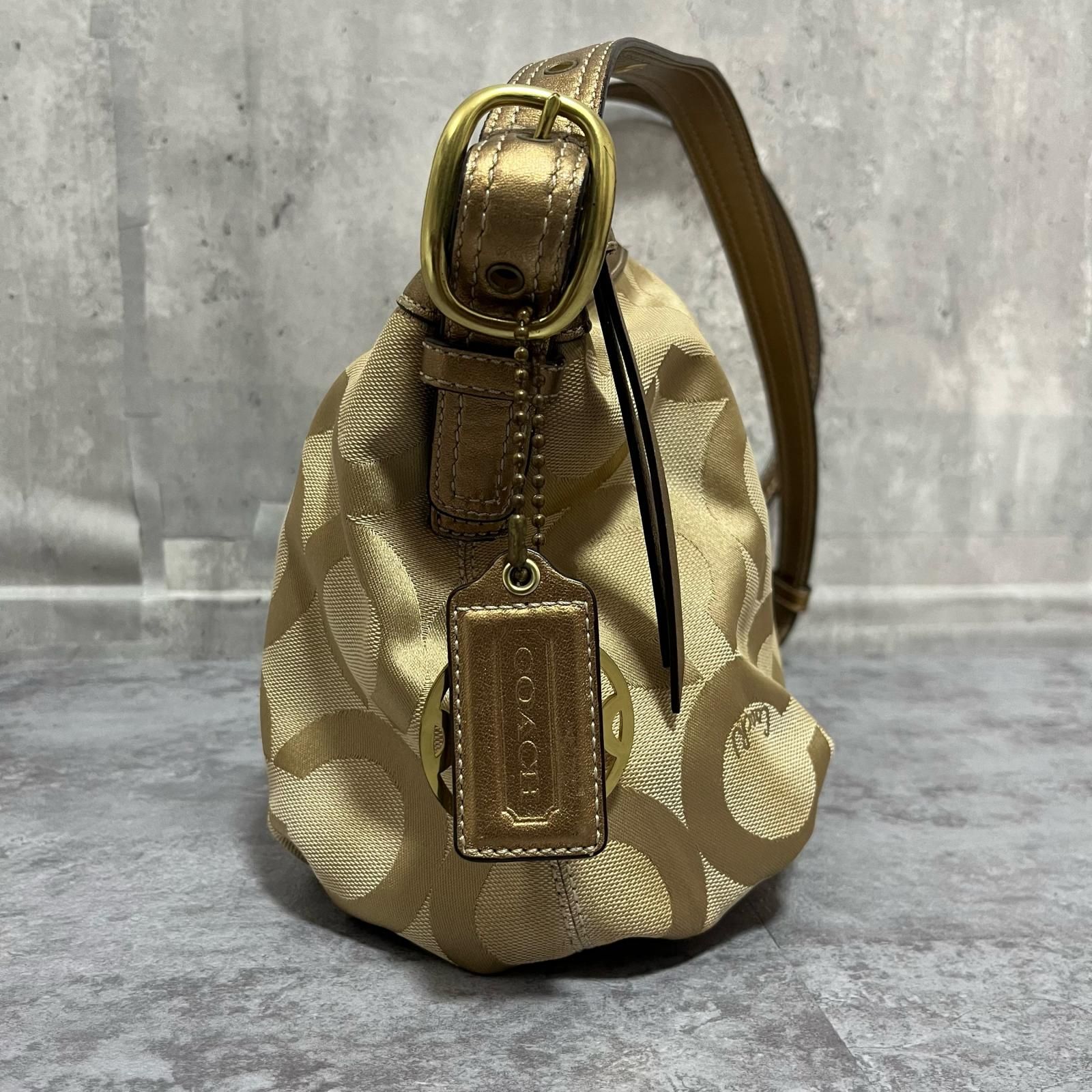 COACH】コーチ オプアート柄ショルダーバッグ チャーム付き オプアート