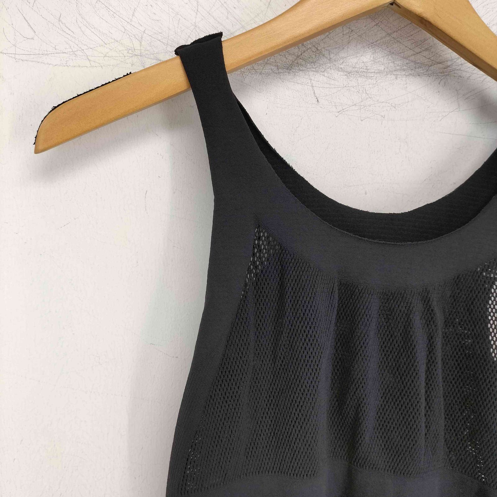 ミーイッセイミヤケ me ISSEY MIYAKE プリーツ メッシュ タンクトップ 