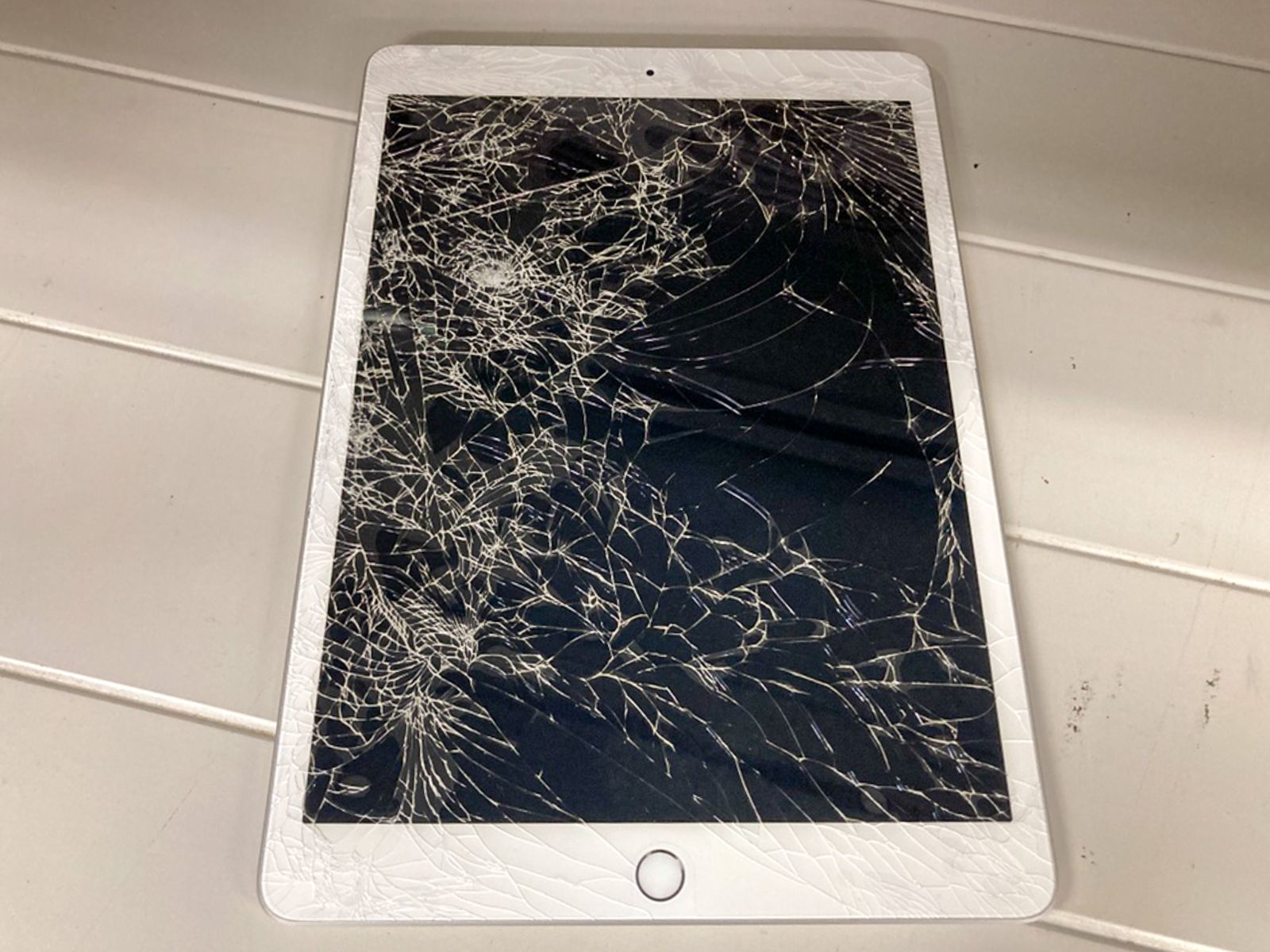 iPad 第8世代 32GB ジャンク スペースグレイ - メルカリ