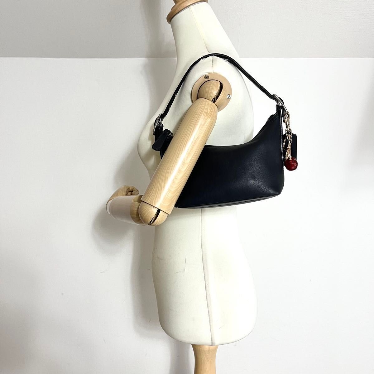OneMall provides Mercari products: Old Coach 9844 Shoulder bag 