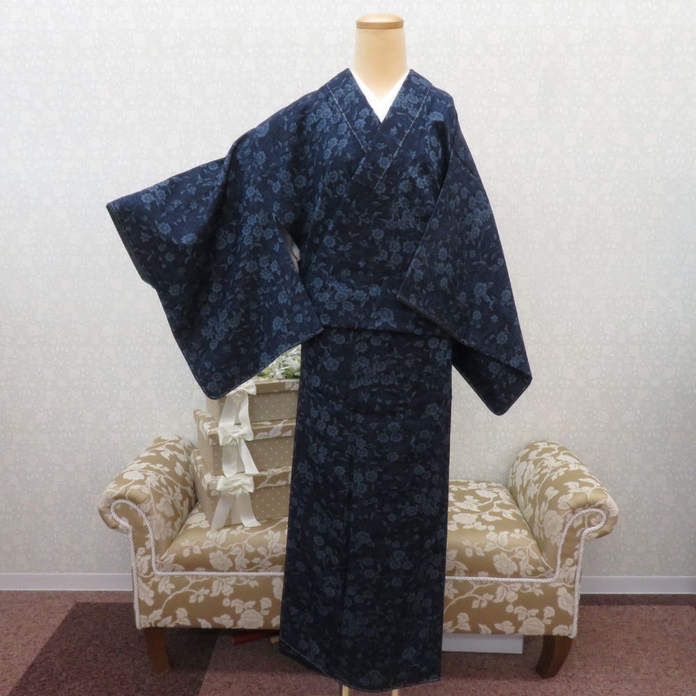 紬 着物 袷 ネイビー×ブルー 草花柄 広衿 正絹 仕付け糸付き 紬 着物 袷 ネイビー×ブルー 草花柄 広衿 正絹 仕付け糸付き