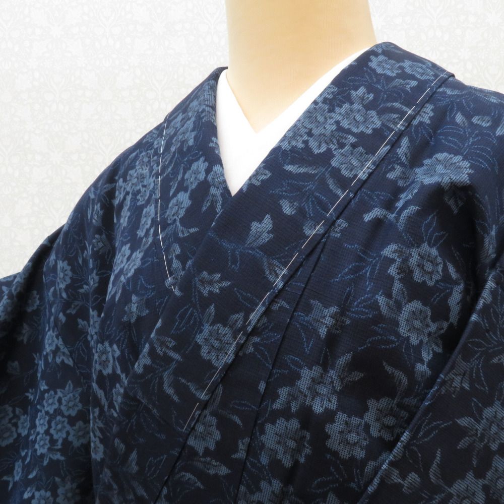 紬 着物 袷 ネイビー×ブルー 草花柄 広衿 正絹 仕付け糸付き 紬 着物 袷 ネイビー×ブルー 草花柄 広衿 正絹 仕付け糸付き
