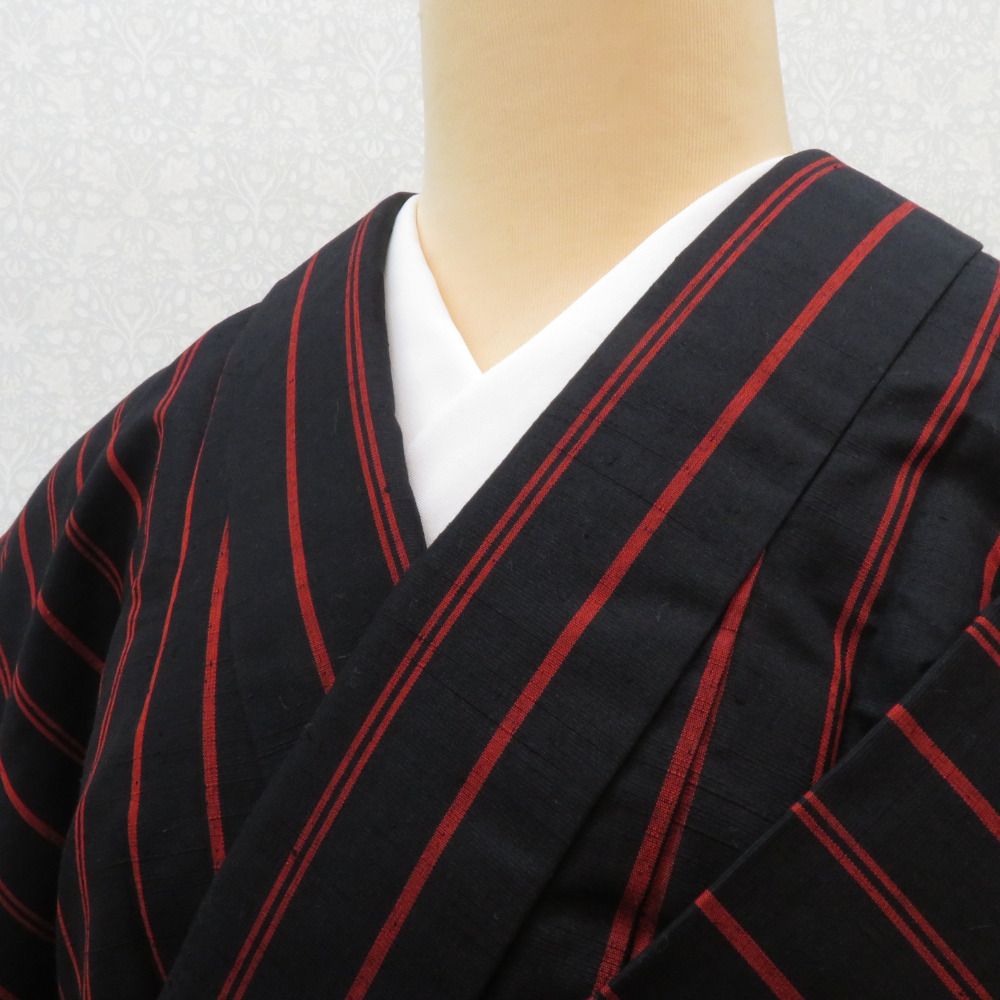 紬 着物 袷 ブラック×レッド 縞柄 広衿 正絹 仕付け糸付き 紬 着物 袷 ブラック×レッド 縞柄 広衿 正絹 仕付け糸付き