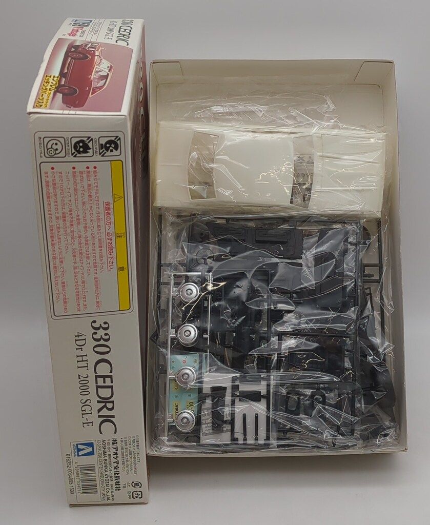 青島文化教材社 1/24ベストカーヴィンテージシリーズ 330 CEDRIC 4Dr 
