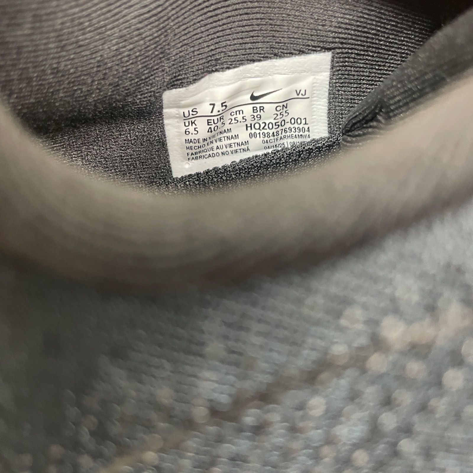 定価：29700円 NIKE Vomero PRM 