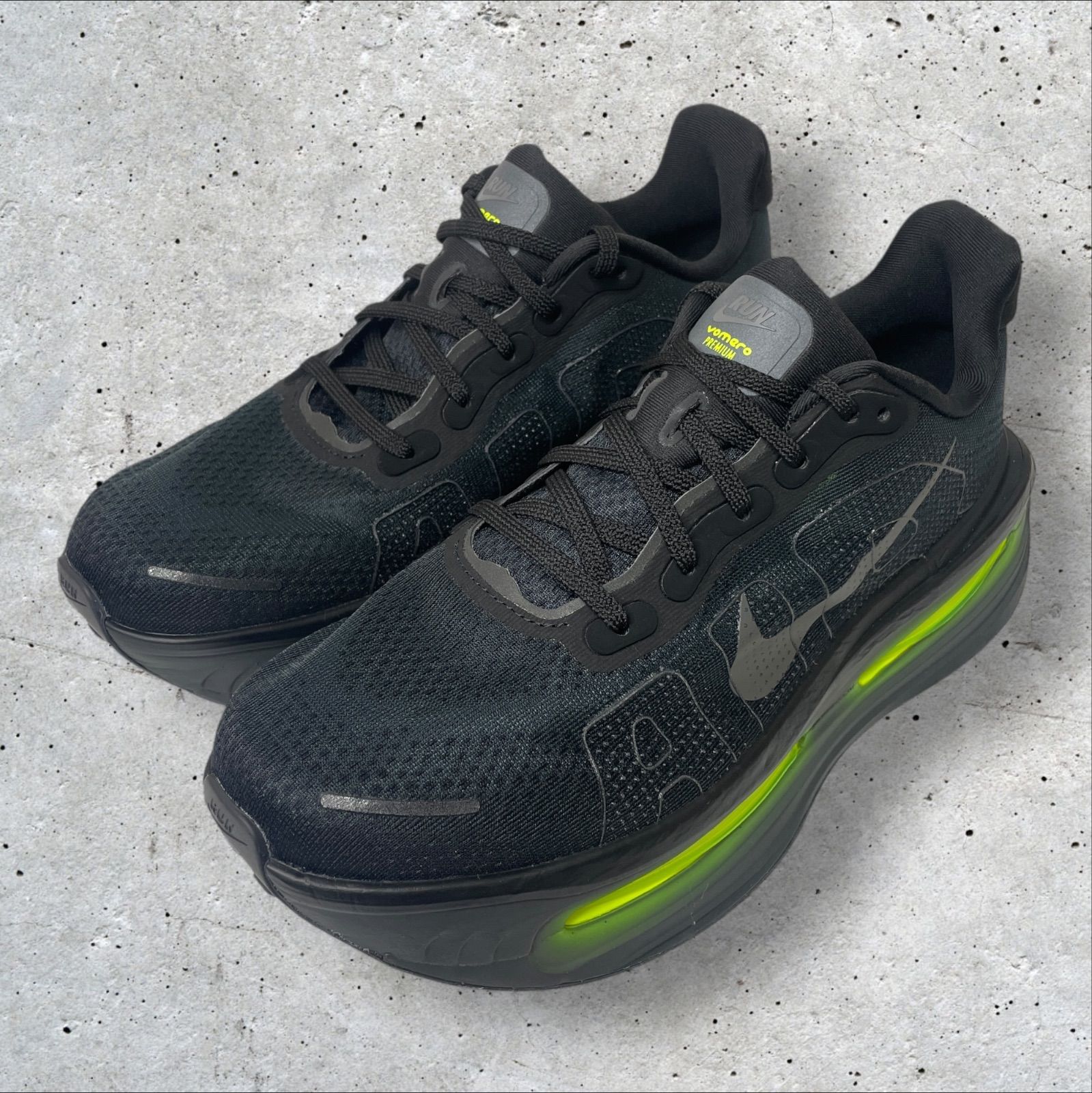 定価：29700円 NIKE Vomero PRM 