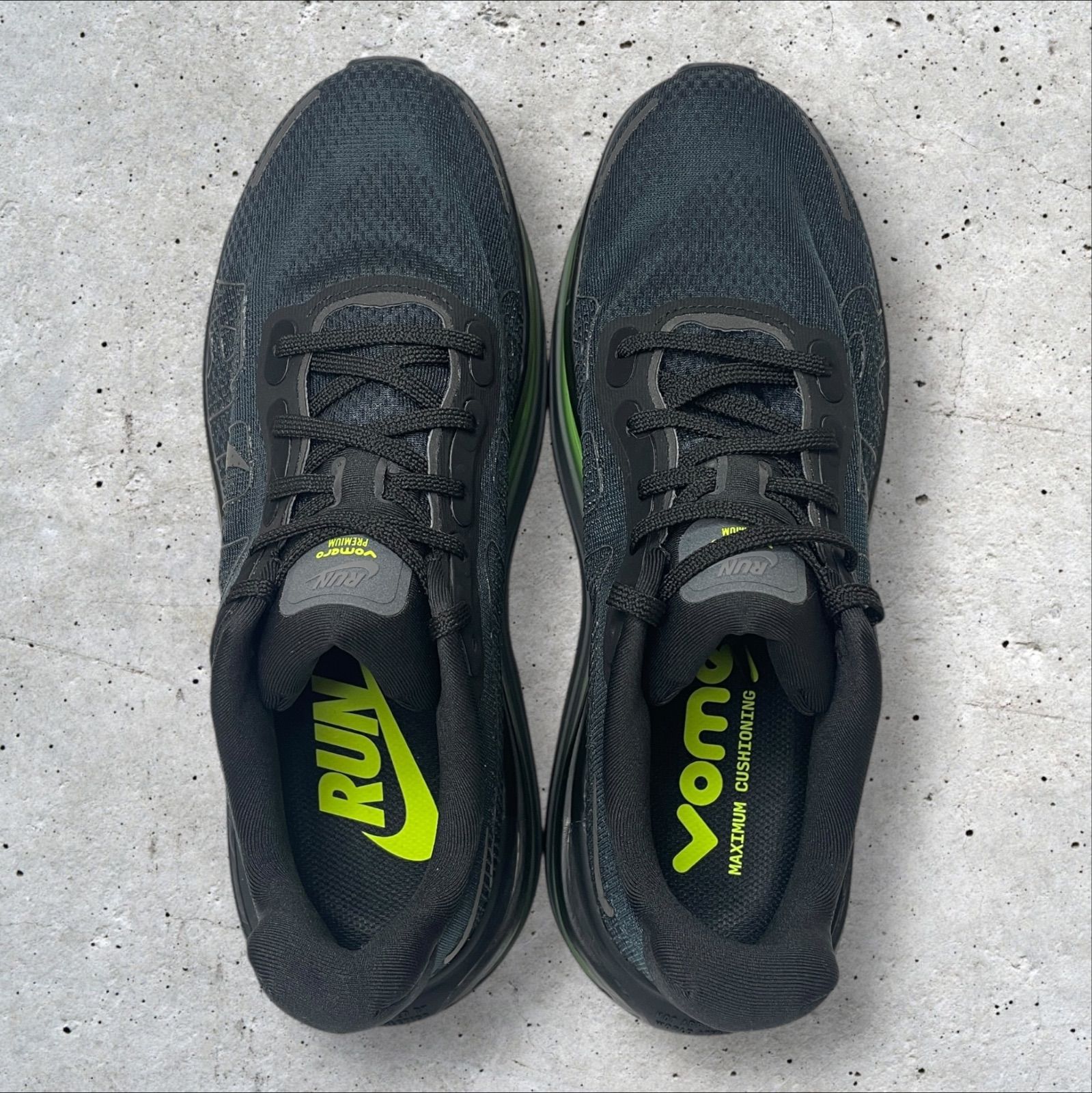 定価：29700円 NIKE Vomero PRM 