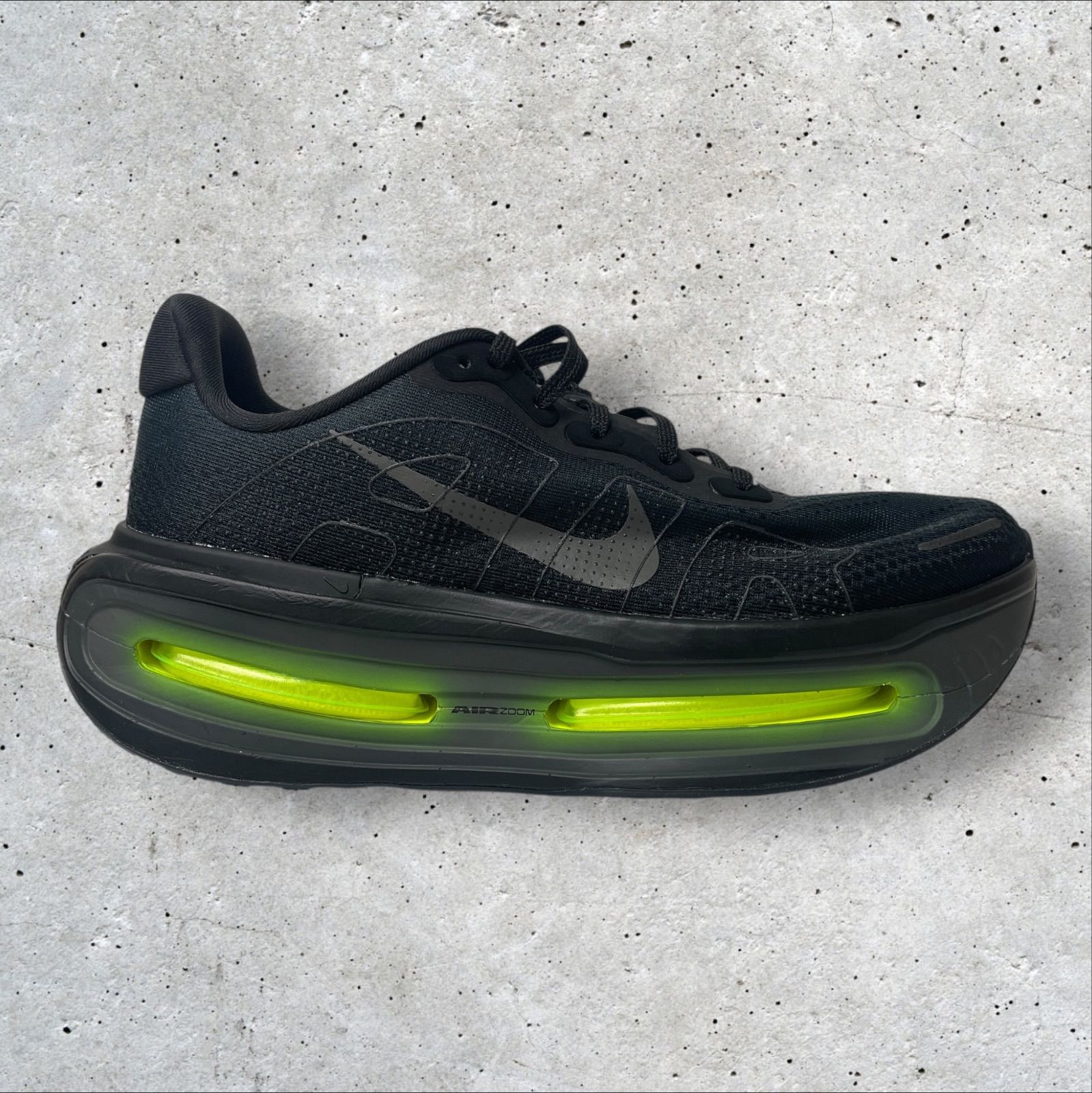 定価：29700円 NIKE Vomero PRM 