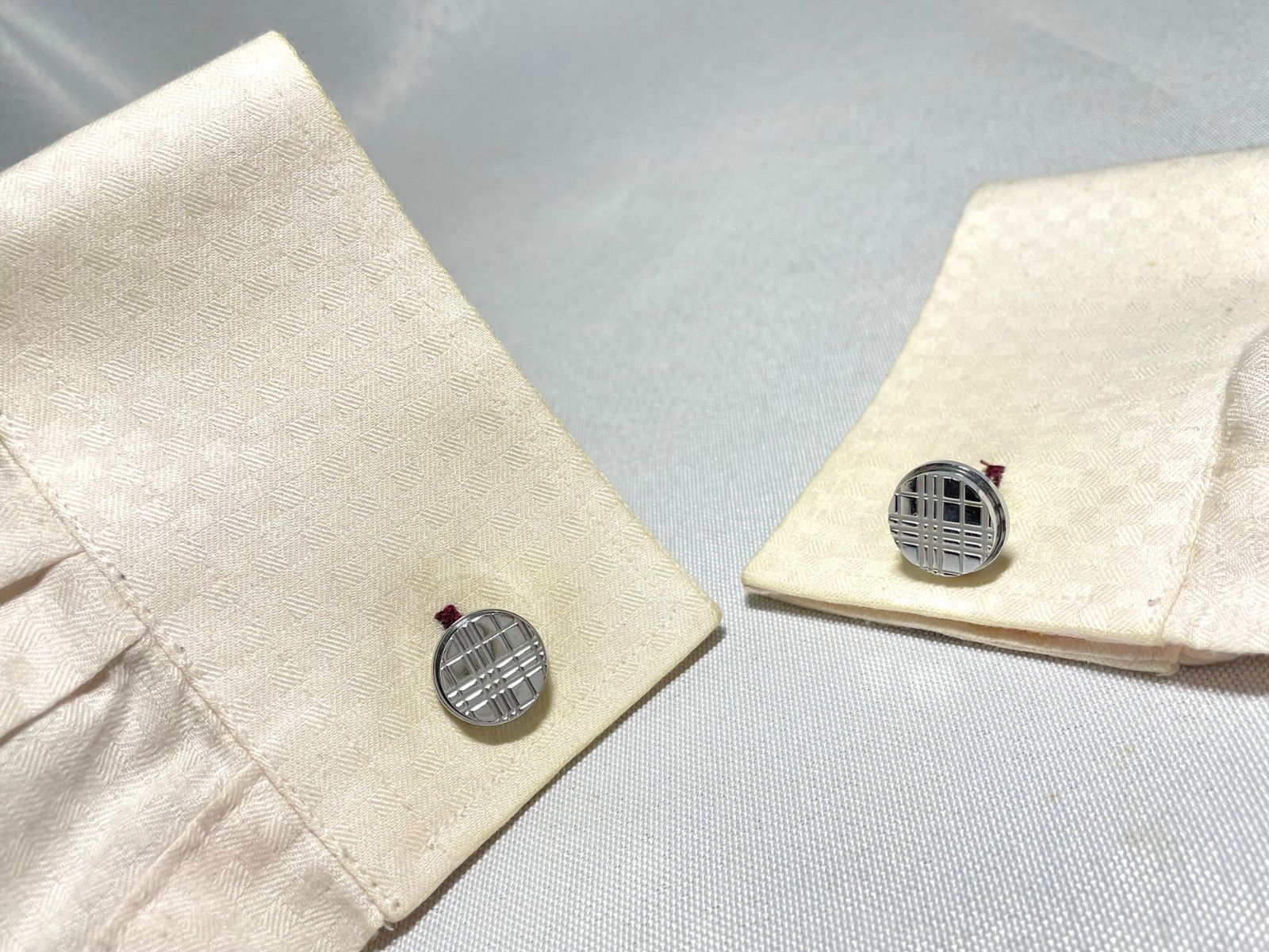 BURBERRY チェックデザイン オーバルカフス 鏡面＆艶消しシルバー 箱あり 希少 [近年モデル] BURBERRY バーバリー チェックデザイン オーバル