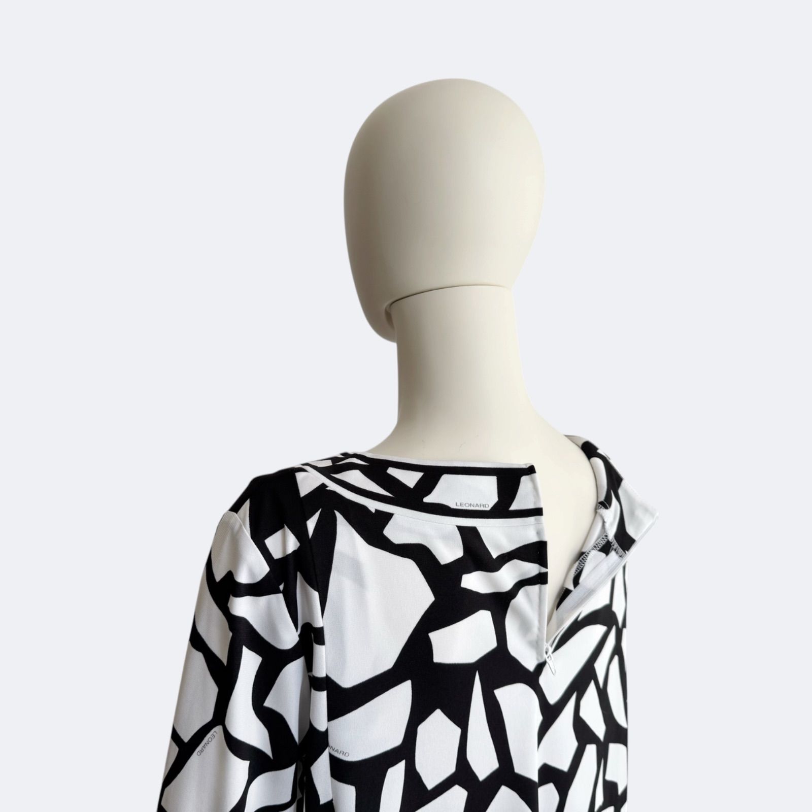 美品✨近年 レオナール モノトーンチュニック カンカン トリム 宝石柄 38 LEONARD FASHION レオナール チュニック モノトーン カンカン - メルカリ