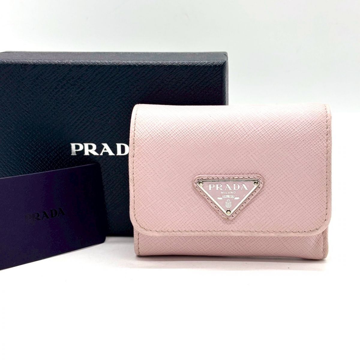 PRADA サフィアーノメタル 三つ折り 財布 ピンク コンパクト 【公式通販】