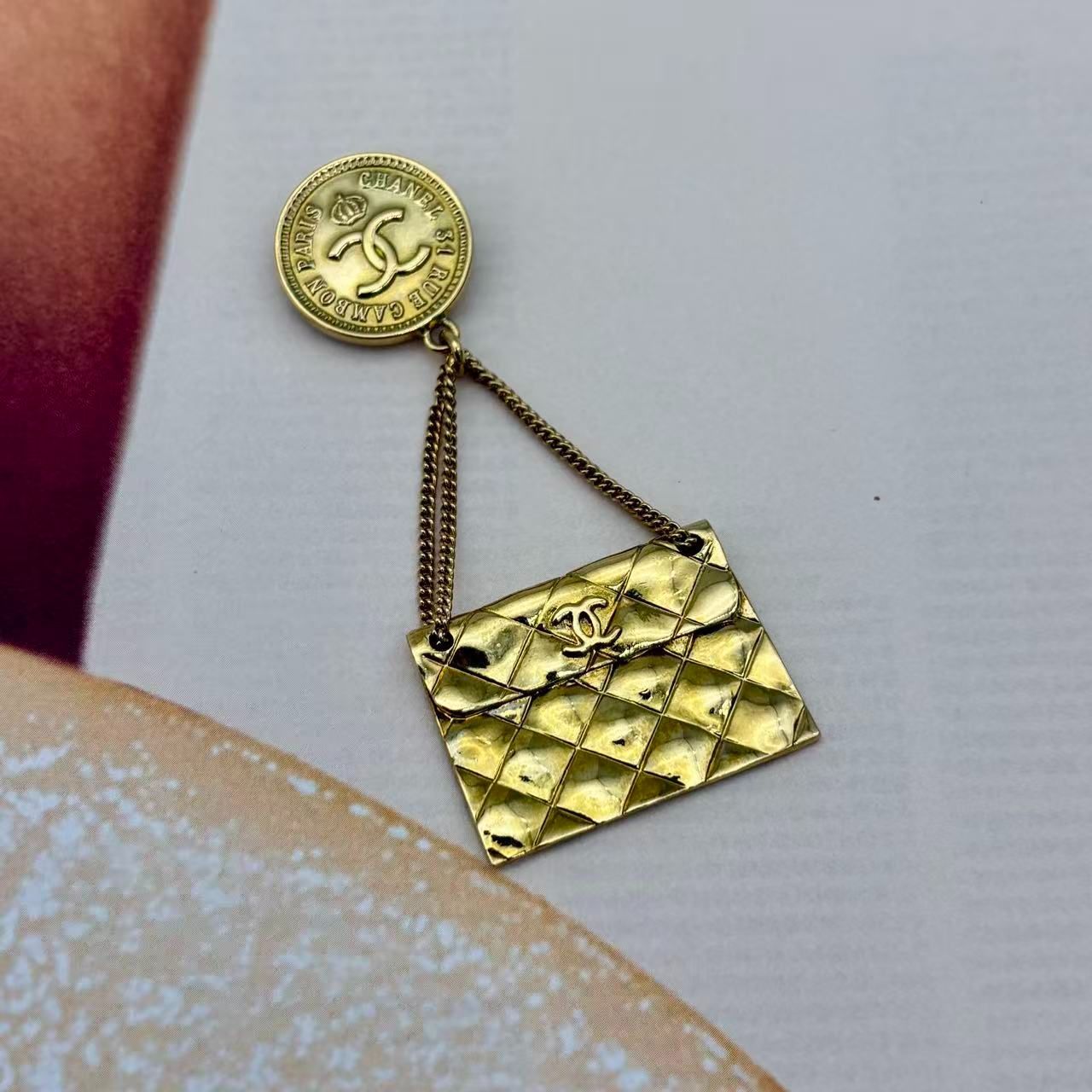 CHANEL (シャネル) ココマーク マトラッセバッグ ブローチ CHANEL (シャネル) ココマーク マトラッセバッグ ブローチ