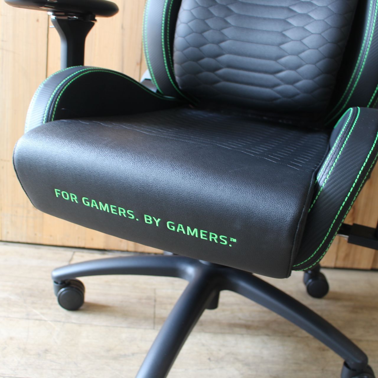 519)【昇降不良/美品】Razer Iskur ゲーミングチェア 可動式ランバー 