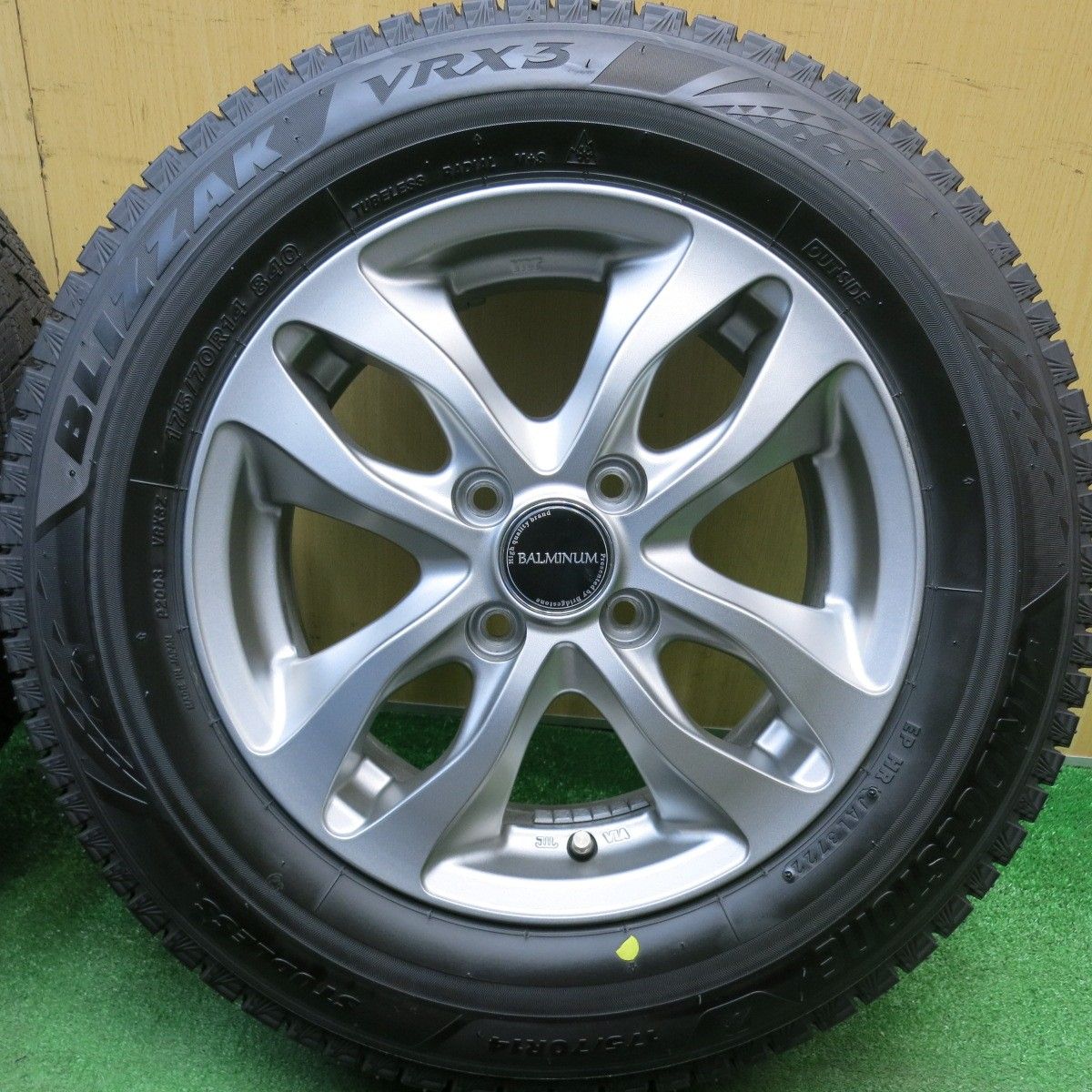 バリ溝！22年！キレイ！ほぼ10分☆スタッドレス 175/70R14 