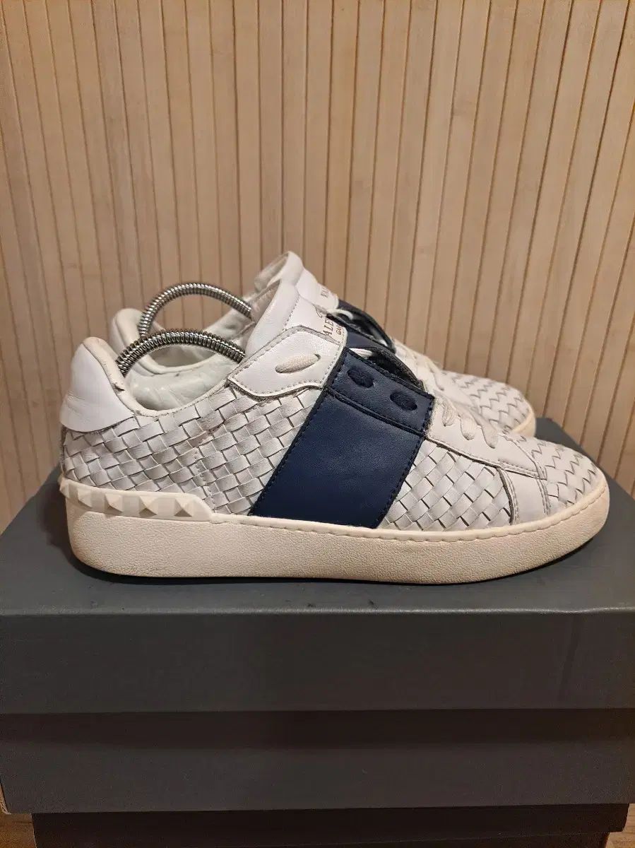 VALENTINO スニーカー ホワイト　ネイビー　メンズ　ヴァレンティノ 新作登場，2025 ヴァレンティノ 白/ネイビー スニーカー