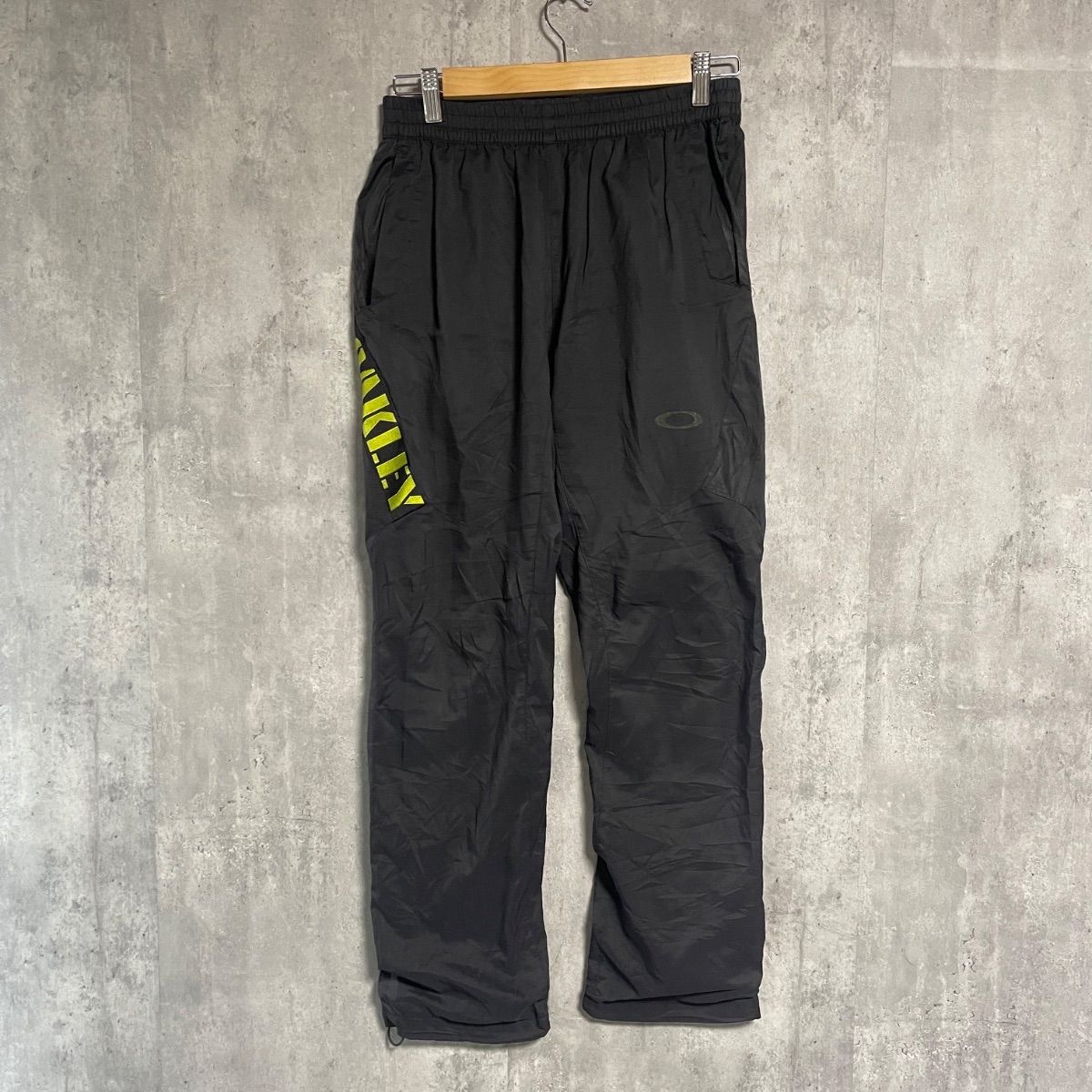 テック】OAKLEY ナイロンパンツ M ブラック イエローロゴ 裏 テック】OAKLEY ナイロンパンツ M ブラック イエローロゴ 裏