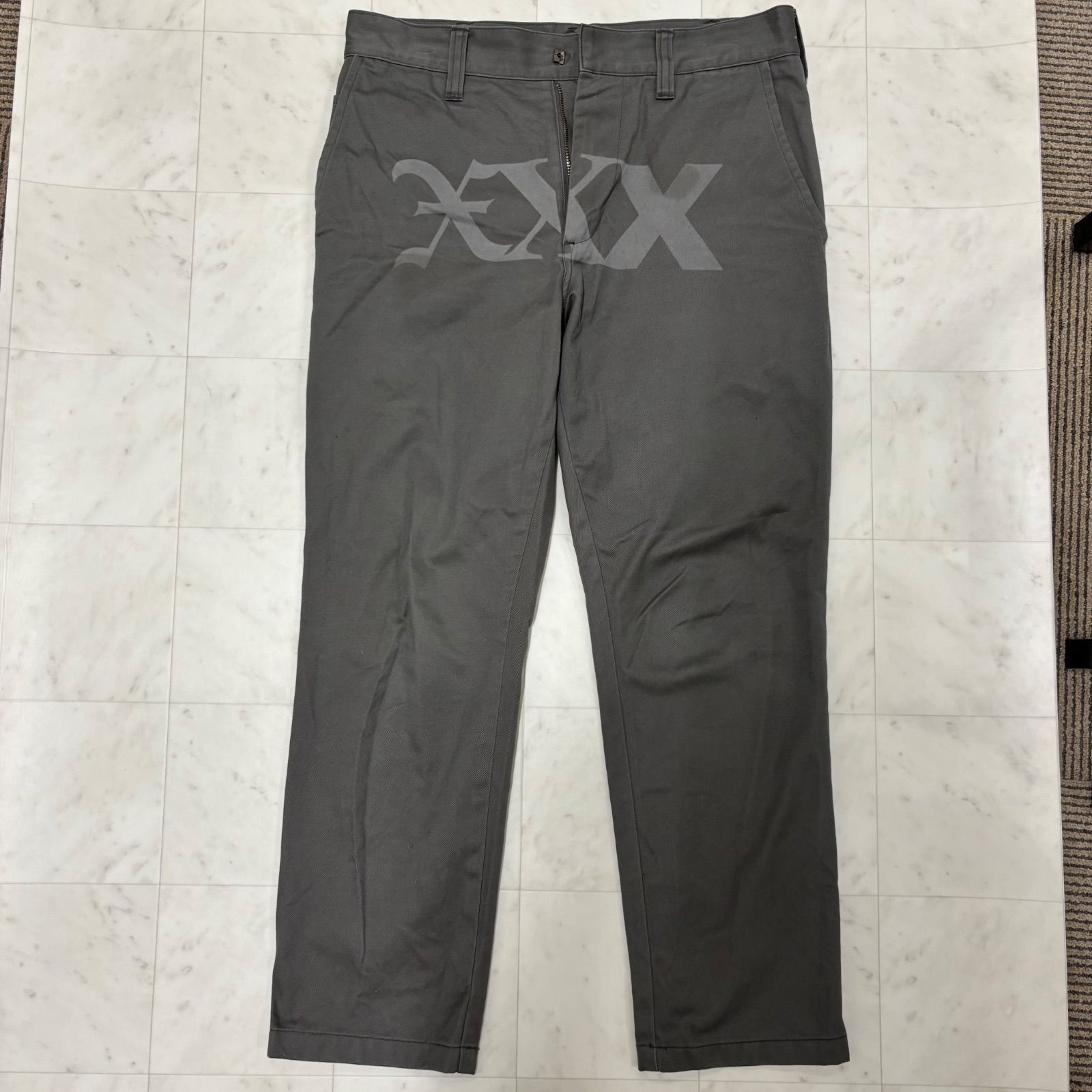 b) GOD SELECTION XXX ゴットセレクショントリプルエックス パンツ